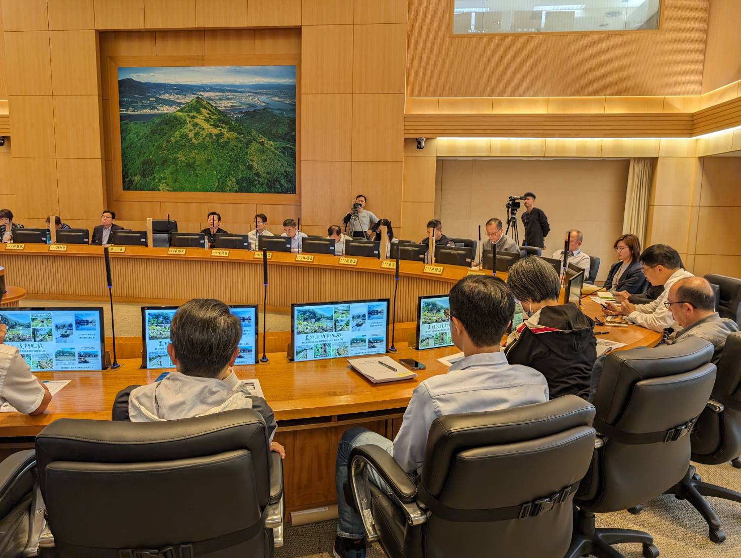  農業局今(15)日於市政會議報告各項基礎建設工程，協助農漁產業發展及提供市民休憩空間，也建構動物友善空間，讓城市發展與生態保育共存，同時在各項工程中融入人本、美學及永續理念，達到全健康目標
