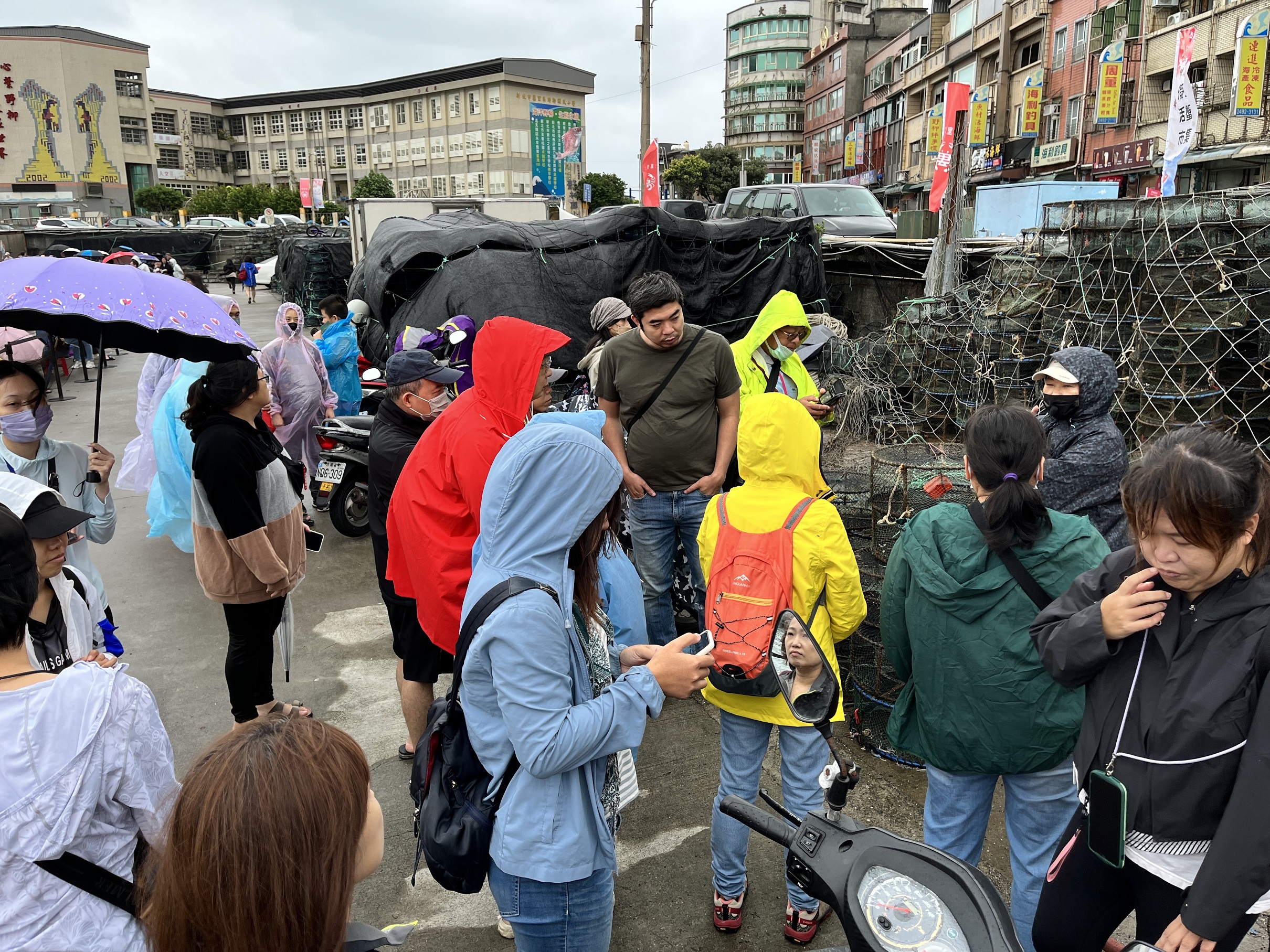 漁村小旅行帶領民眾走訪野柳漁港，介紹捕蟹漁具