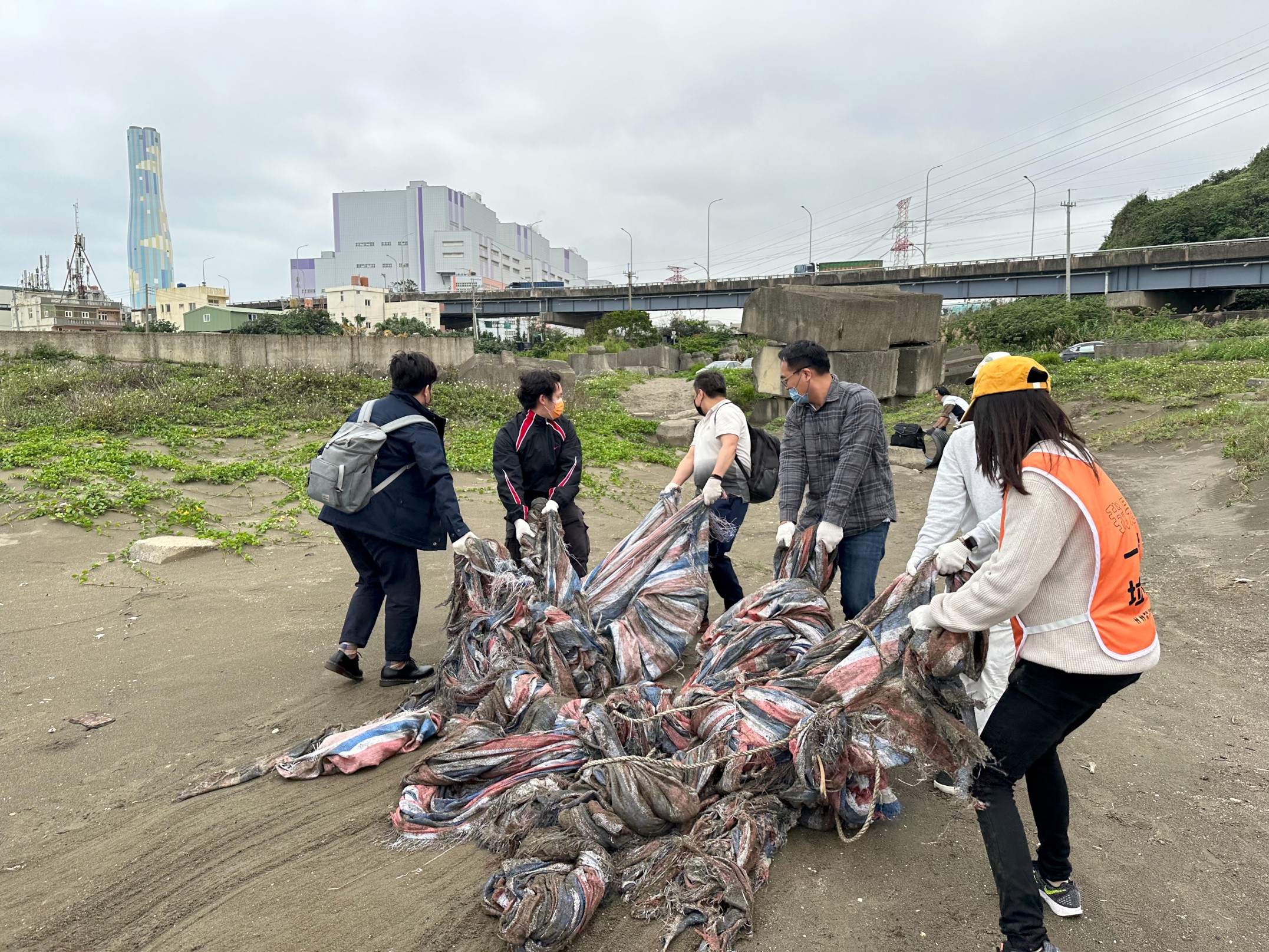 3.淨灘民眾合力扛起漁網