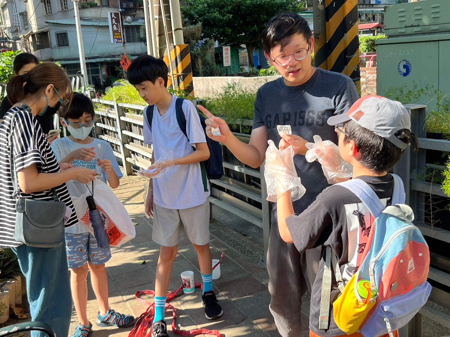 7.瓦磘溝巡守隊推廣水環境教育，教導小朋友檢測水質