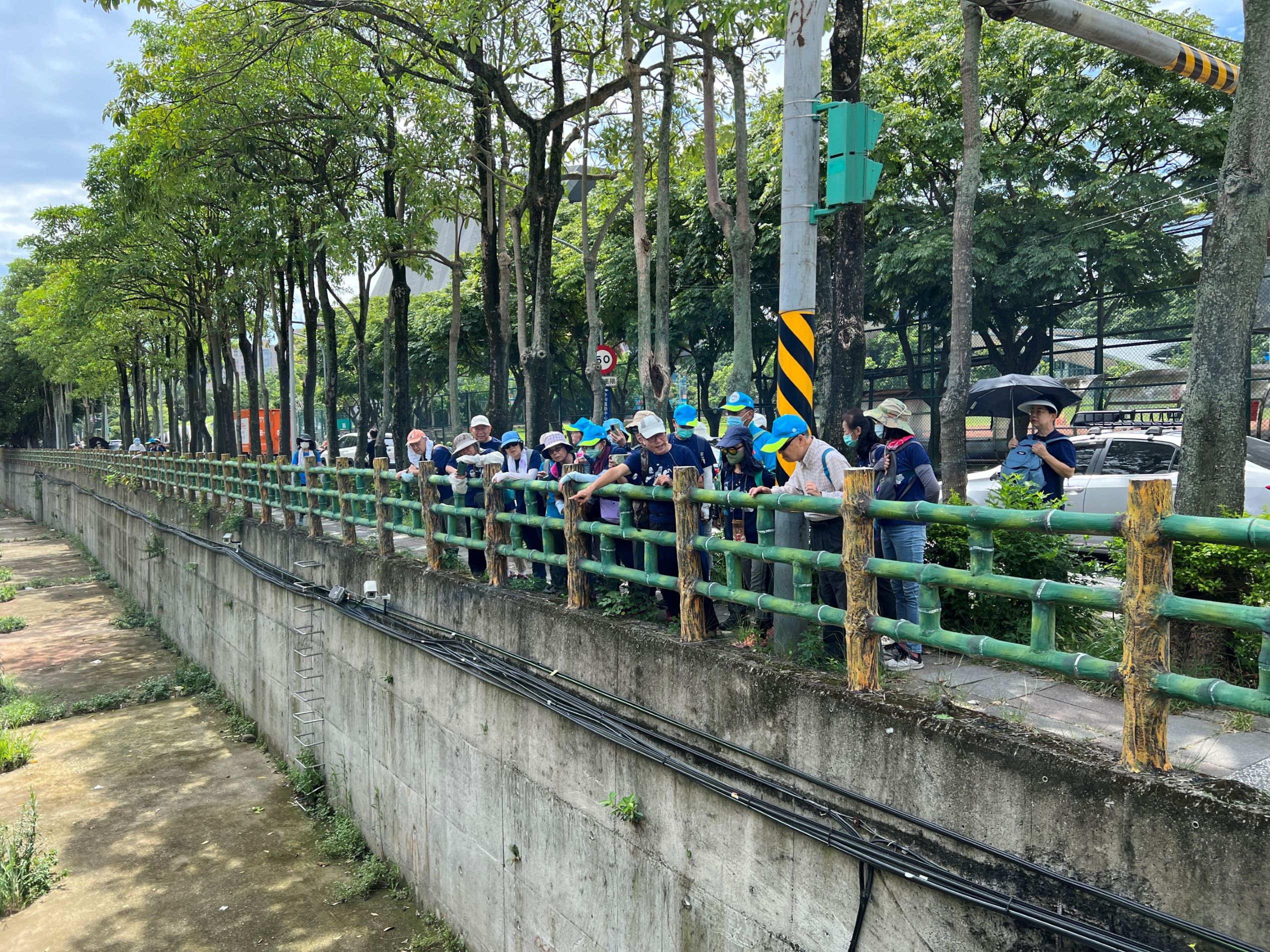 8.今年新成立的溼地水漾巡守隊帶領學員進行藤寮坑溝走讀