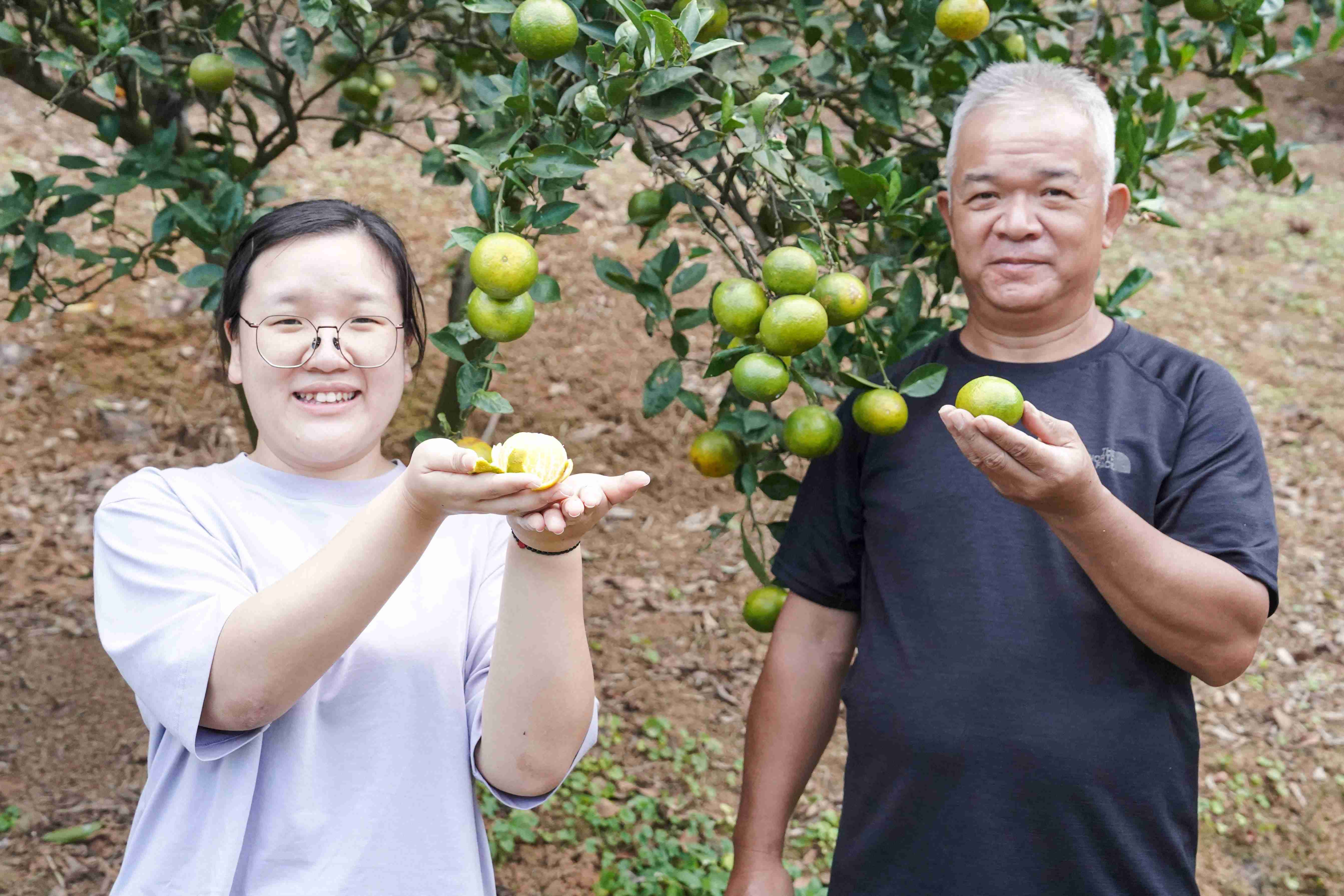  女兒褚季盈除了自己本業工作外，也透過社群經營協助父親行銷.