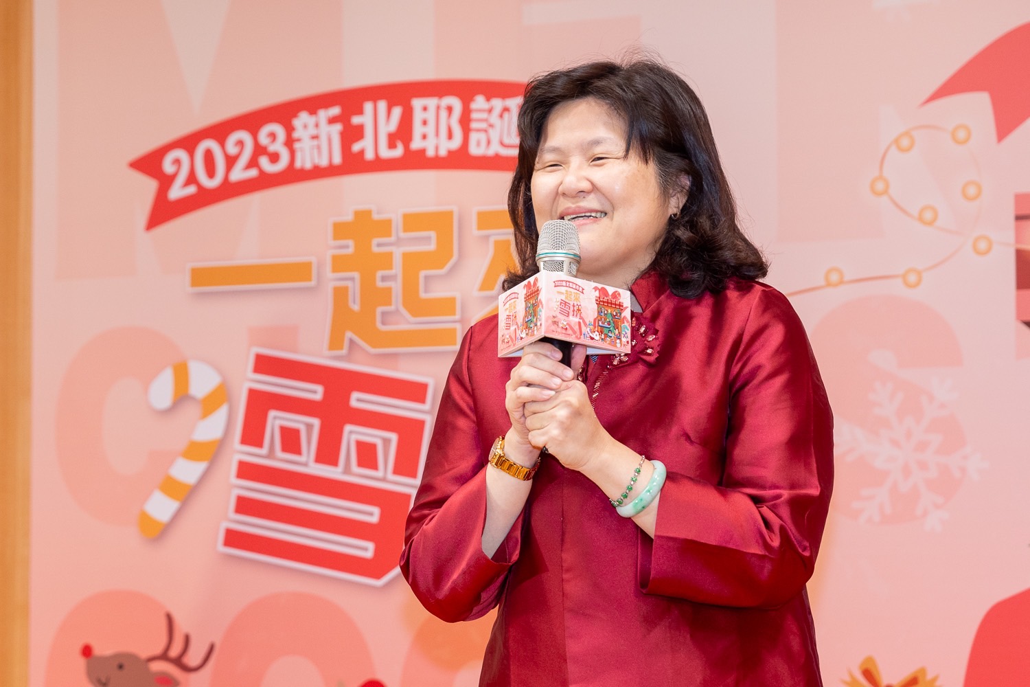 經發局長何怡明表示，新北耶誕市集是新北歡樂耶誕城最具代表性的商展活動，今年歡樂耶誕城擴大到板橋府中地區，一路陪伴大家到年底，歡迎大家一起來感受今年不同的耶誕氛圍。