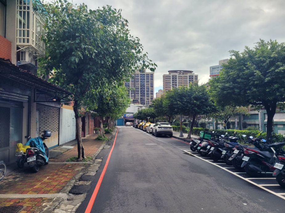 江翠國中旁吳鳳路路邊停車位多，導致雙向會車困難