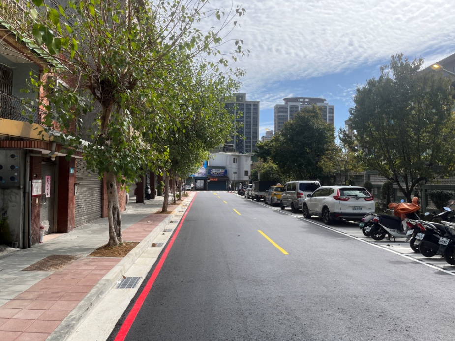 養工處將吳鳳路旁綠帶面積縮小，增加道路寬度並維持路邊停車格，解決交通阻塞的情形