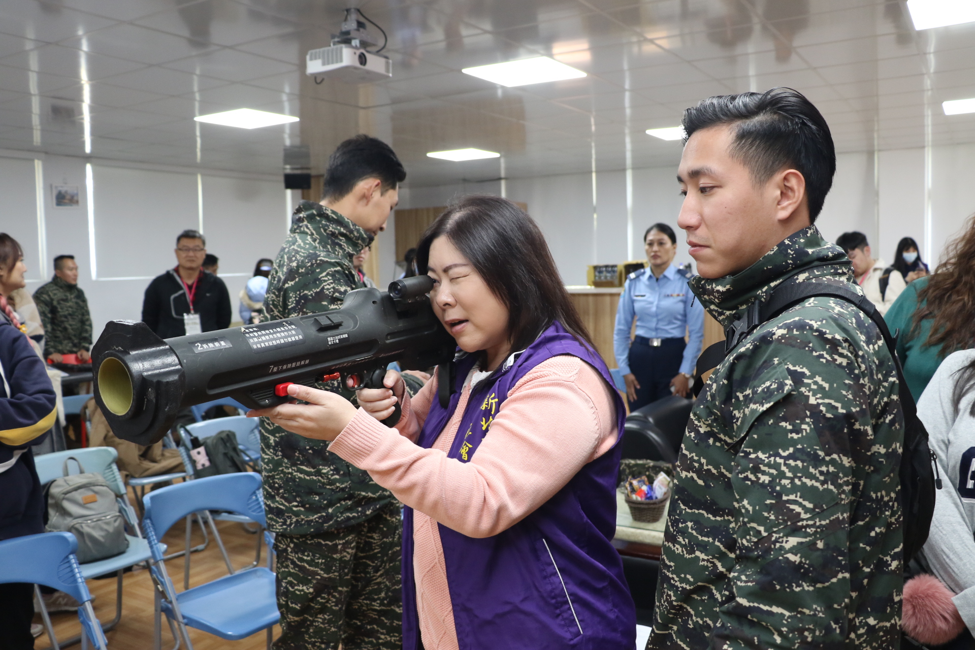 新北社工在參訪海軍陸戰隊六六旅過程中 試瞄準紅隼火箭彈