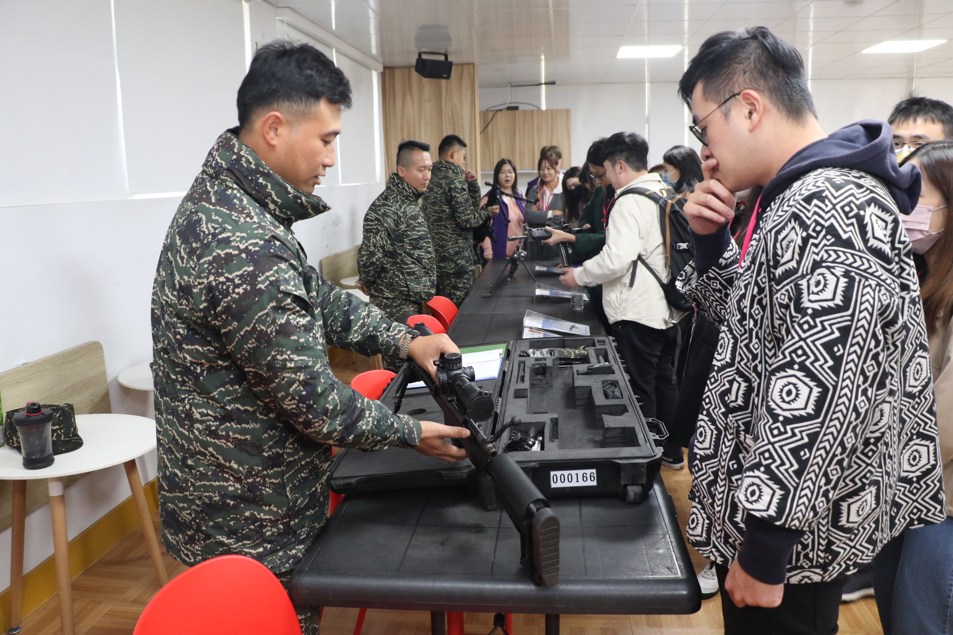陸戰隊六六旅官兵為社工介紹狙擊槍等武器的使用