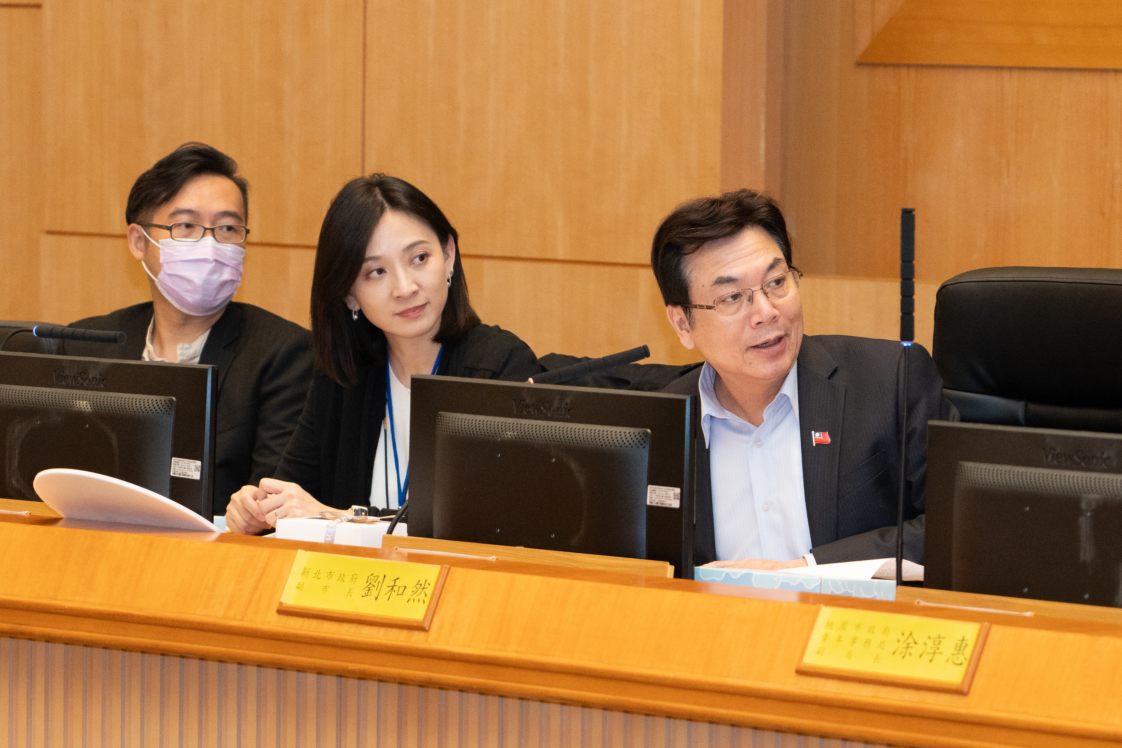 新北市政府副市長劉和然主持「基北北桃育成中心交流會議」，傾聽各單位意見並給予反饋。