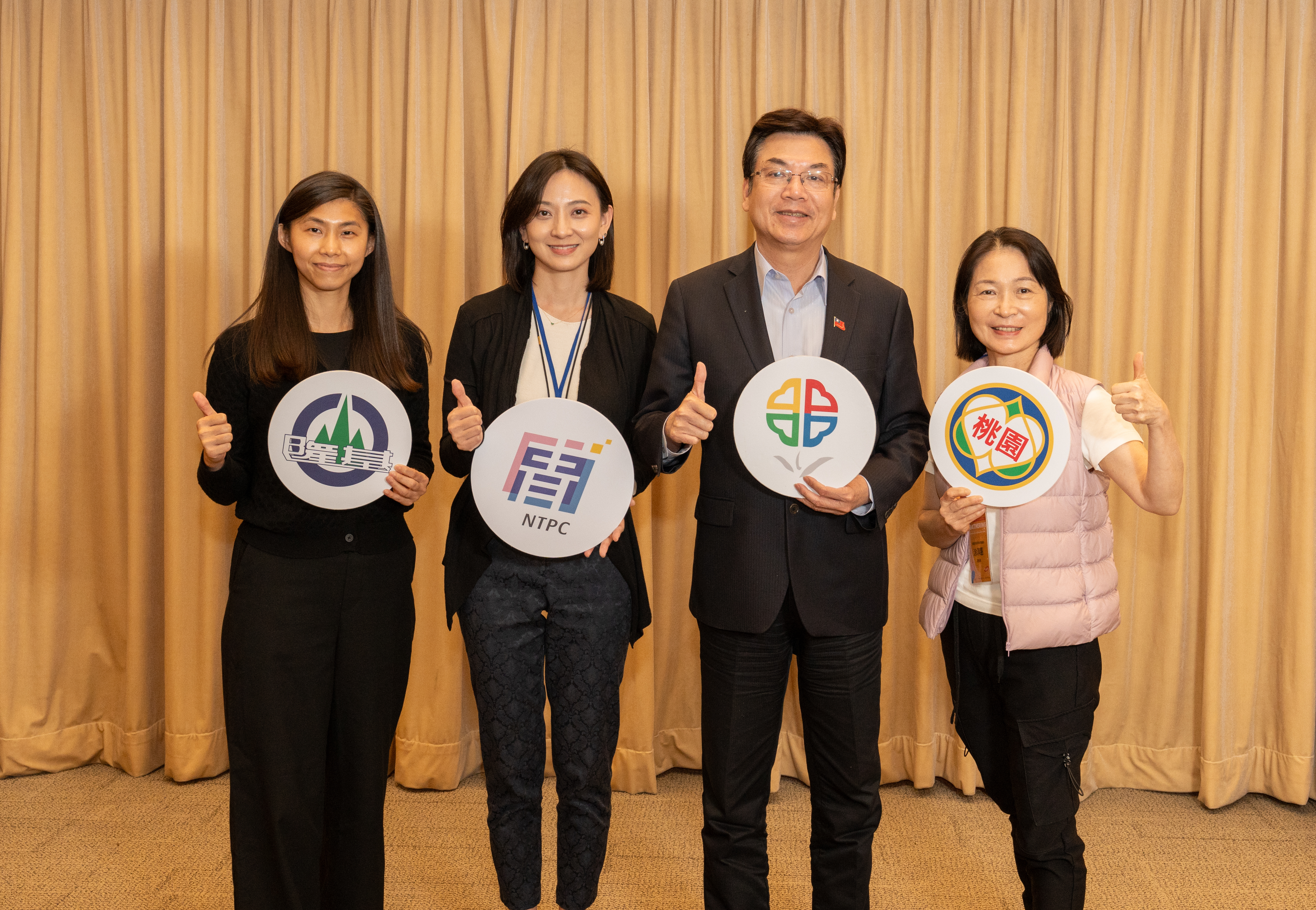 新北市政府邀集基隆市政府產發處專員李惠淇（左一）及桃園市政府青年事務局副局長涂淳惠（右一）共同參與「基北北桃育成中心交流會議」。