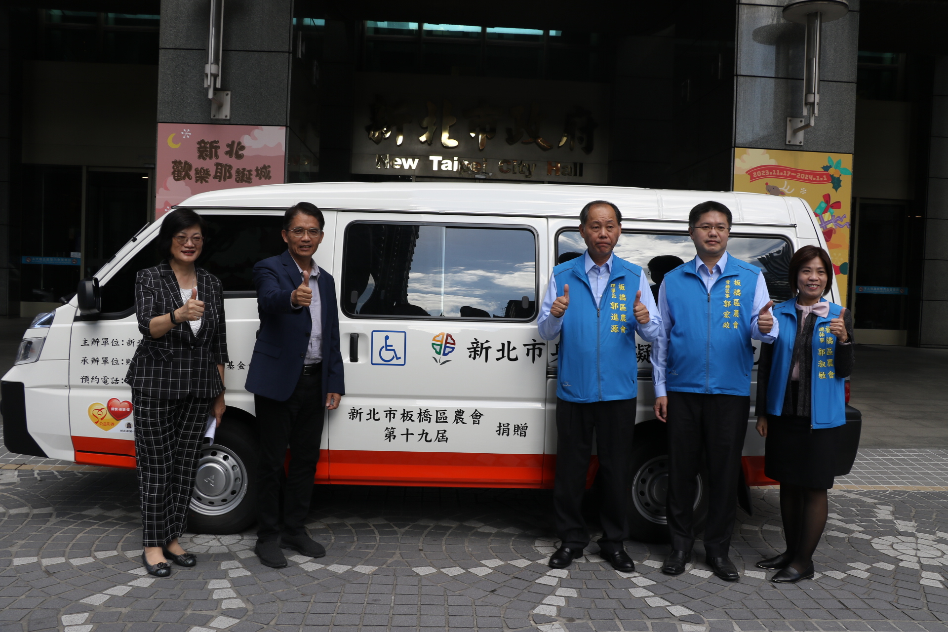  板農理事長郭進源帶領常務監事郭宏政、總幹事郭淑敏（右）捐車 由邱敬斌秘書長和社會局長李美珍（左）代表受贈