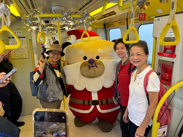 桑塔熊搭乘「雪粼列車」引起民眾搶拍驚喜連連