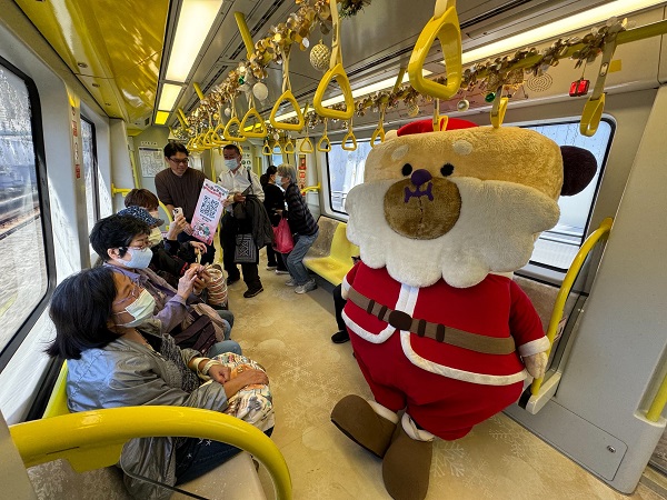 桑塔熊搭乘「雪粼列車」邀請民眾來新北歡樂耶誕城