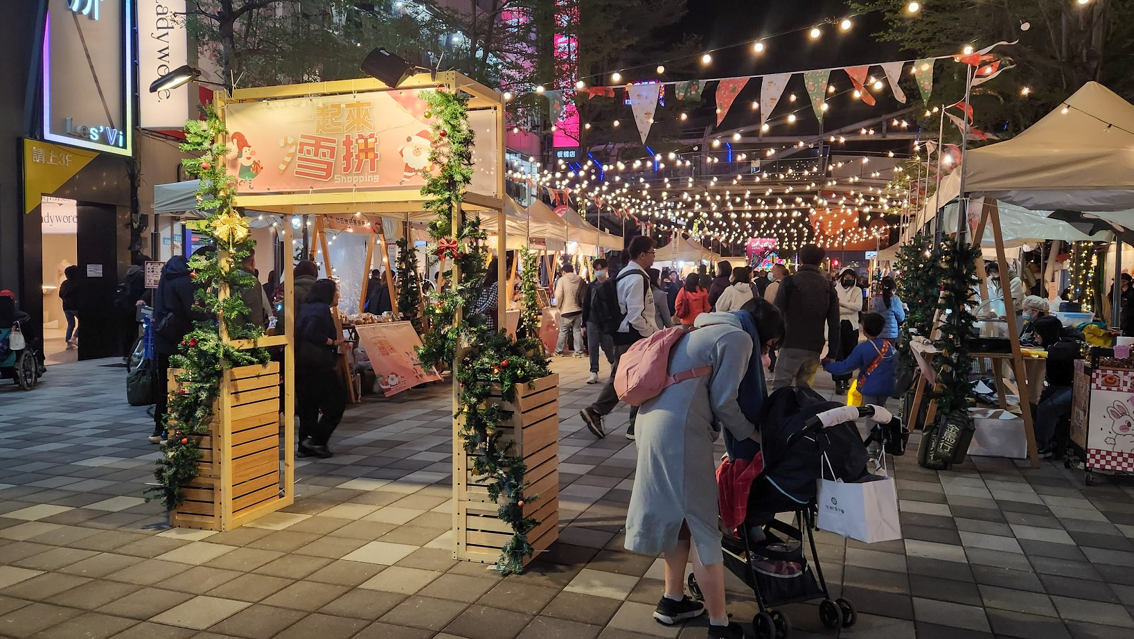 經發局長何怡明表示，新北耶誕市集從11月18日起連續7週在府中辦理不同主題的假日市集，不僅打造了一個歡樂的節慶氛圍，更活絡在地商業發展，邀請市民朋友來新北共享耶誕氛圍。