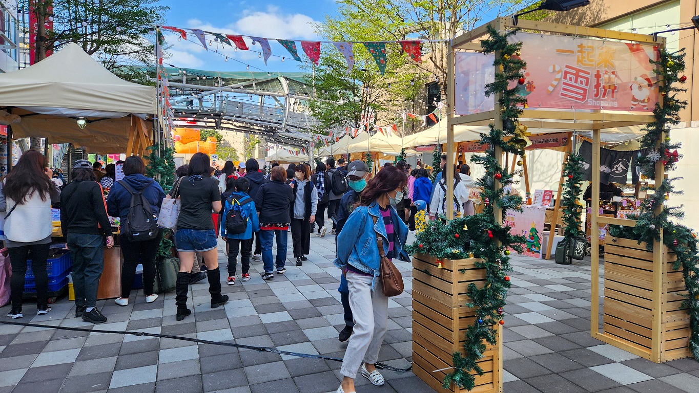 歡迎大小朋友們一起來玩，體驗不同的主題派對，此外，週末兩日每天下午3點及5點還有限量發送耶誕小禮包，邀請大家一起來逛逛！