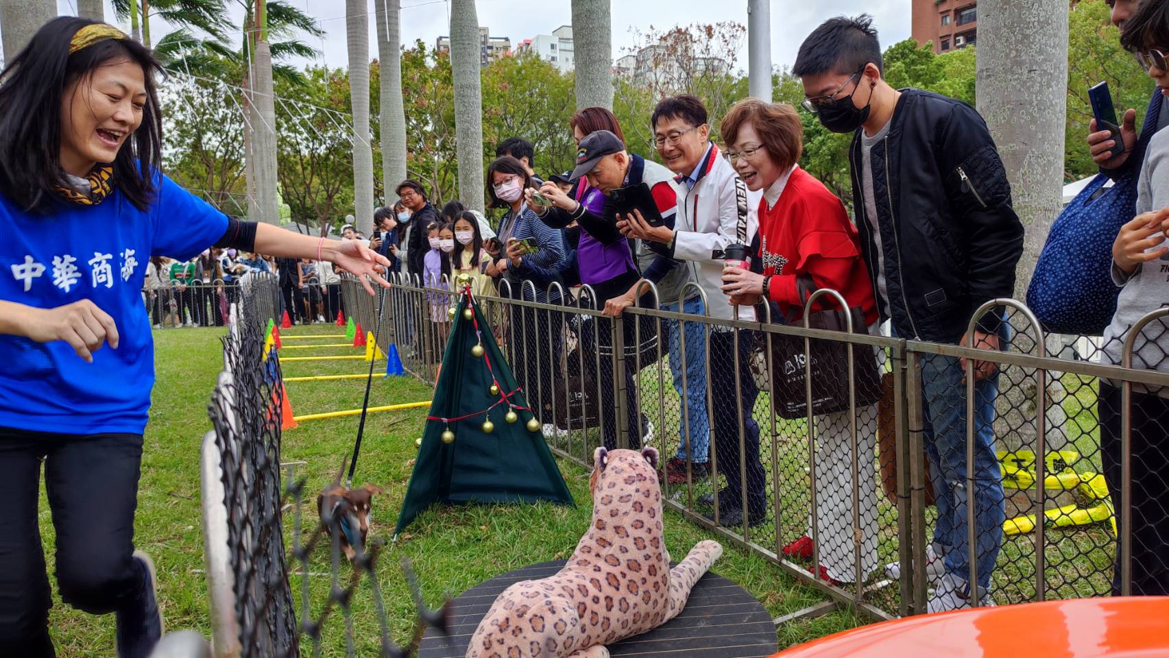 老師帶領校園犬一同參加寵物趣味競賽