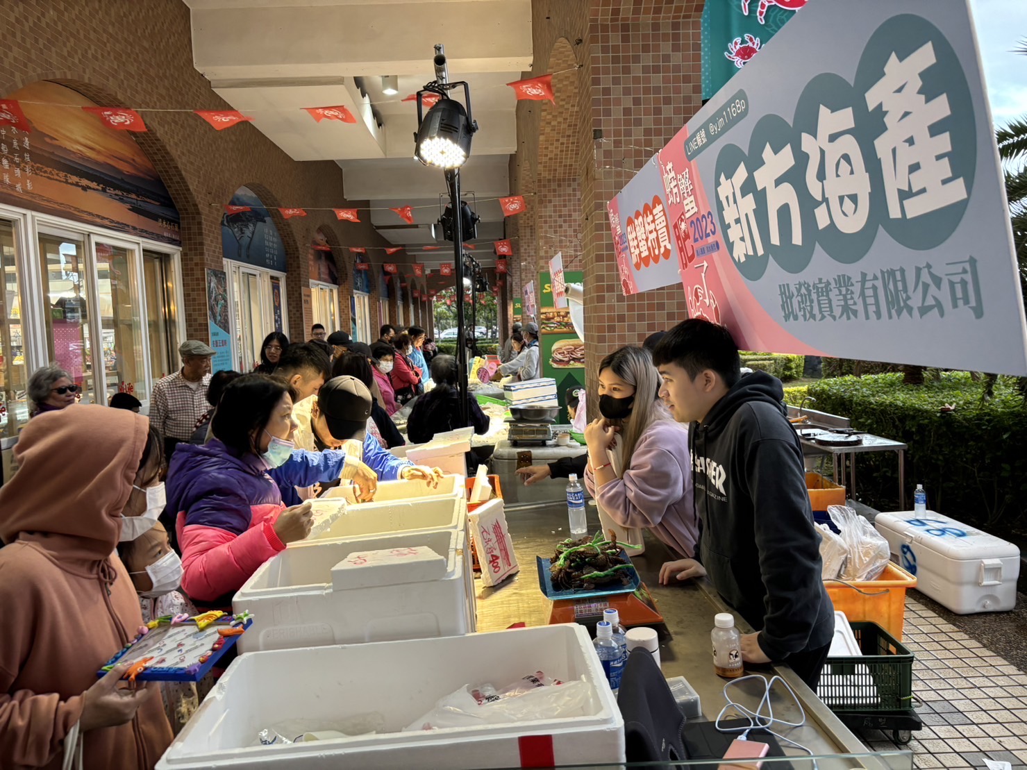 鮮魚活蟹展售