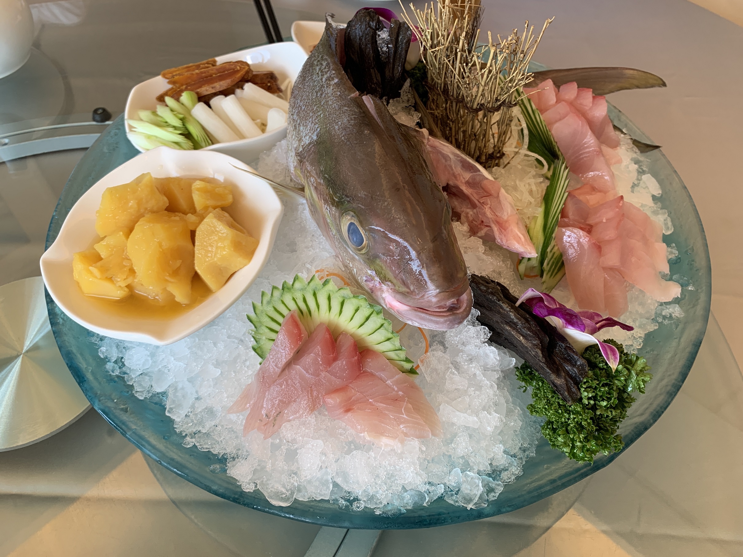 淡水魚市2樓漁會直營的魚藏餐廳有在地現撈的精緻海鮮料理