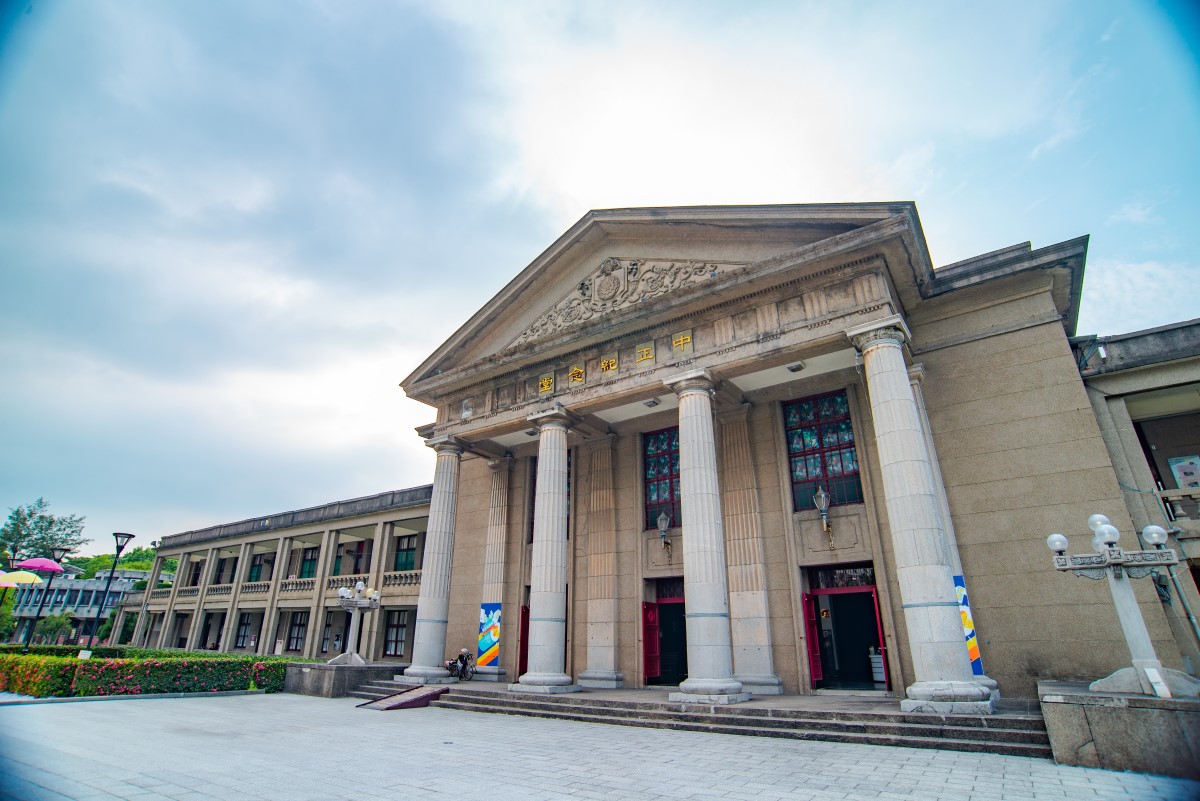 板橋435藝文特區─建築採歐式新古典主義，入夜時分建築物昏黃的燈光與門口的噴水池相輝映，氛圍適合拍攝 (板橋435藝文特區/提供)  