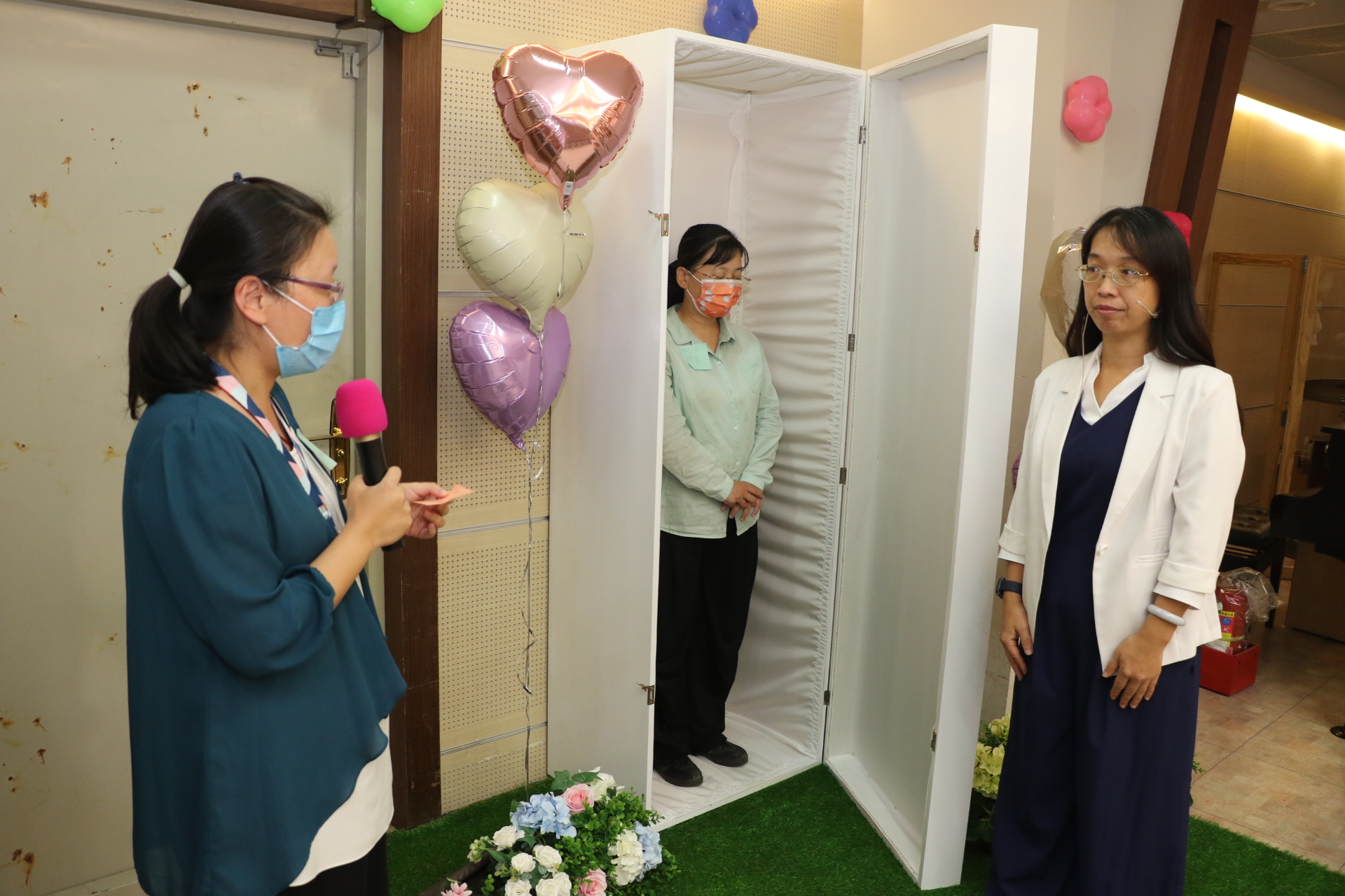 進入立棺體驗的阿金 妹妹因難產往生 來不及聽到家人的呼喚 藉由工作坊 她聽到許多扮演親友的真情告白 右為課程指導的黃芝勤博士