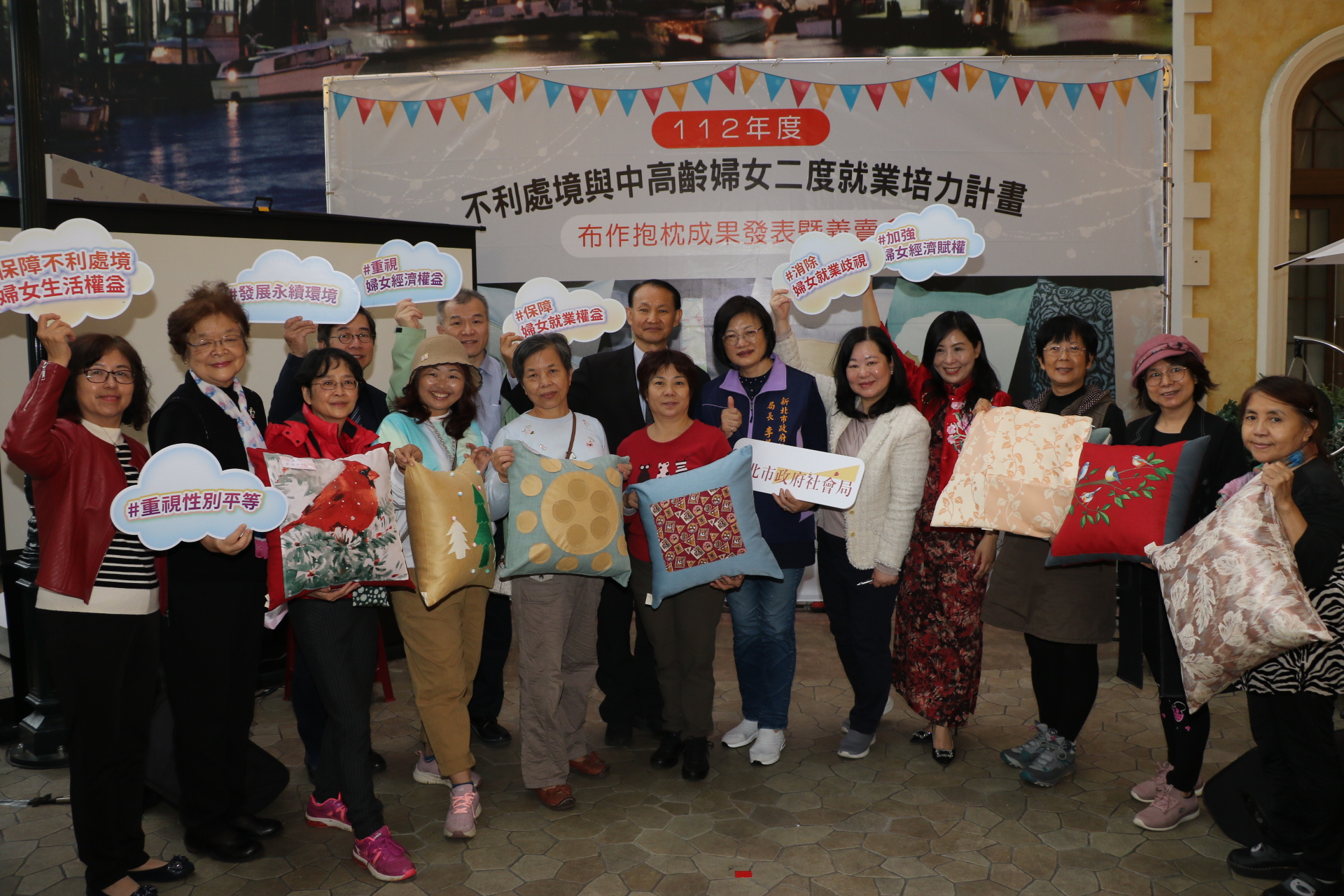 新北市與婦永盟培訓不利處境婦女學抱枕並舉行成果發表和義賣 右5為婦永盟理事長李萍
