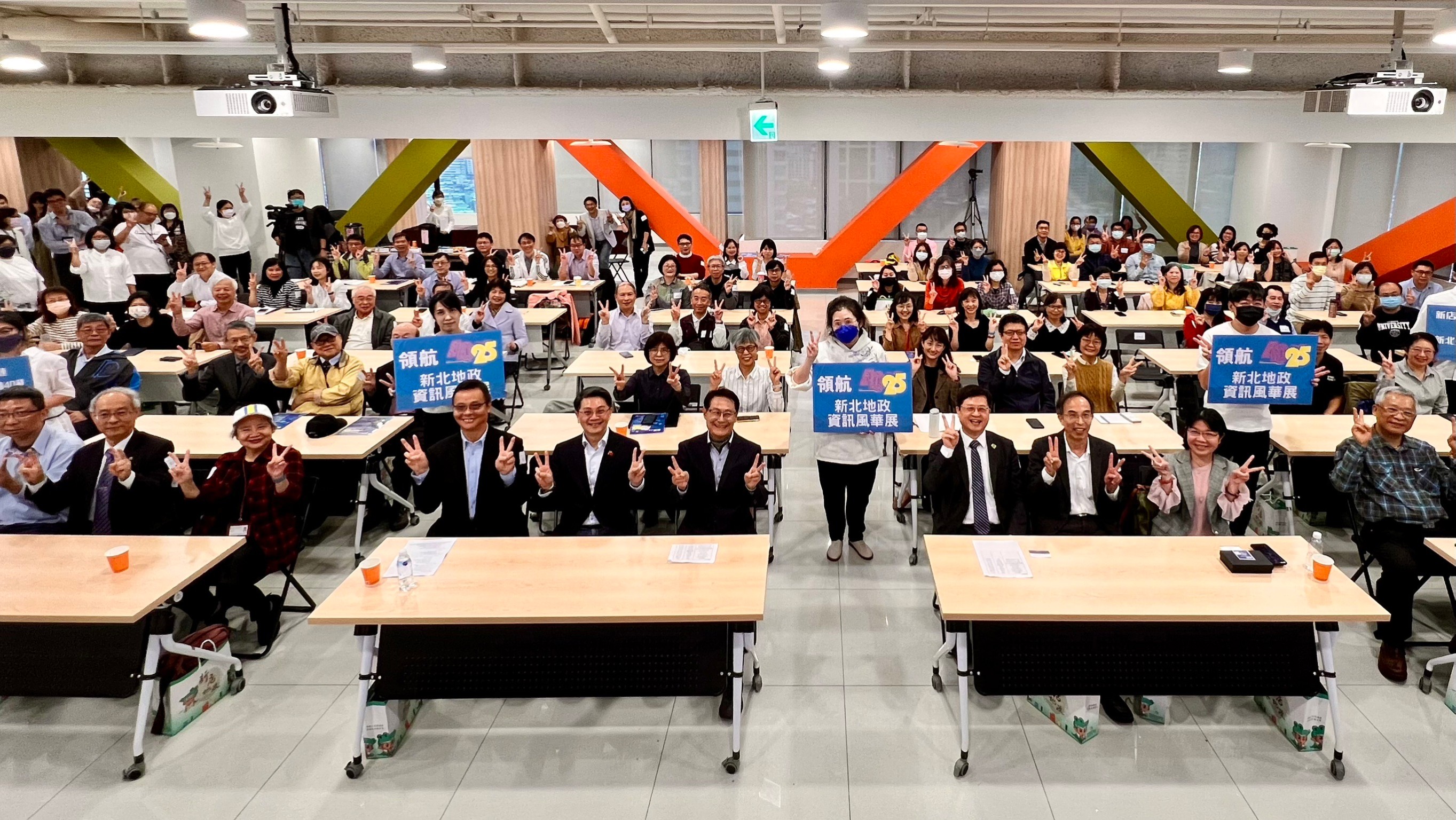 許多參與過地政資訊化的相關人員，今日特來參加地政資訊風華展開幕活動。新北市地政局提供