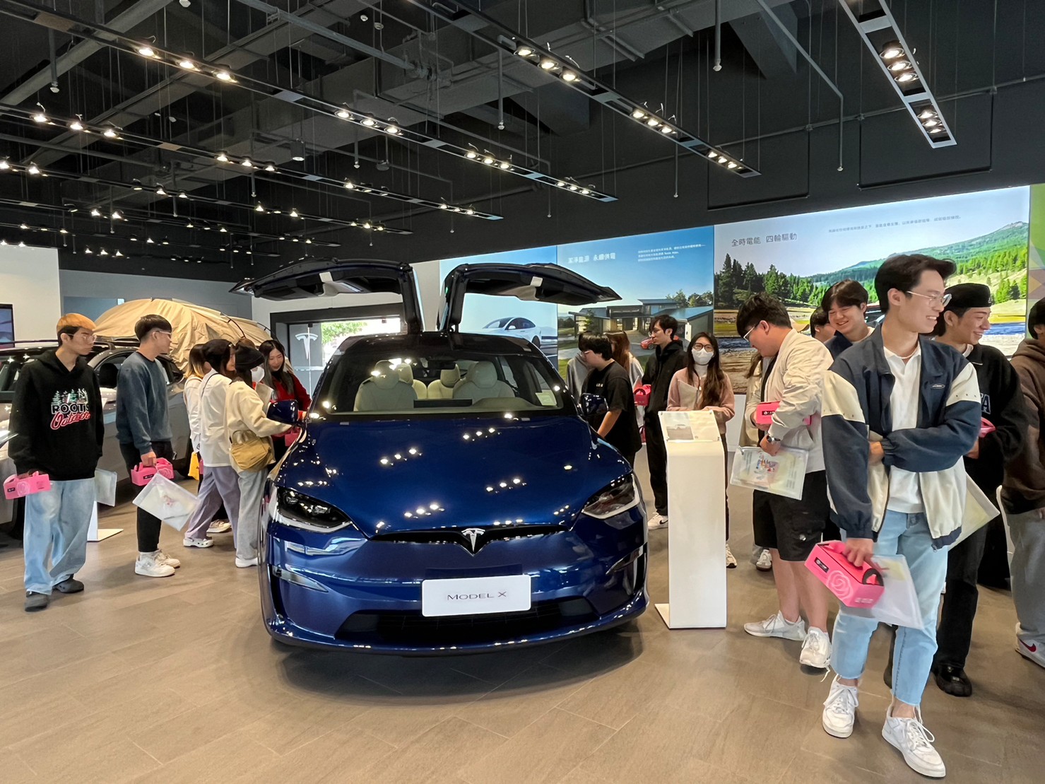 學生們依序進行台灣特斯拉展示間體驗，感受電動車的科技魅力。