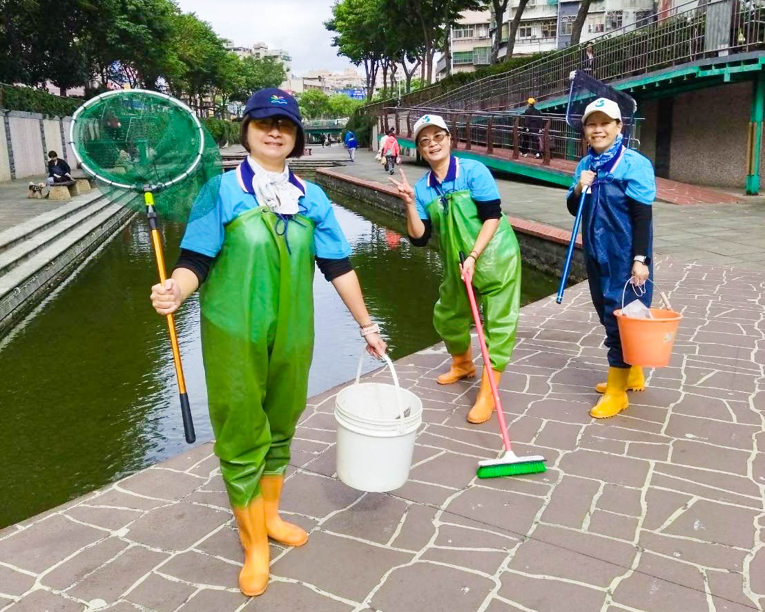 藉由志工隊的示範讓民眾了解清洗工作人員的辛勞