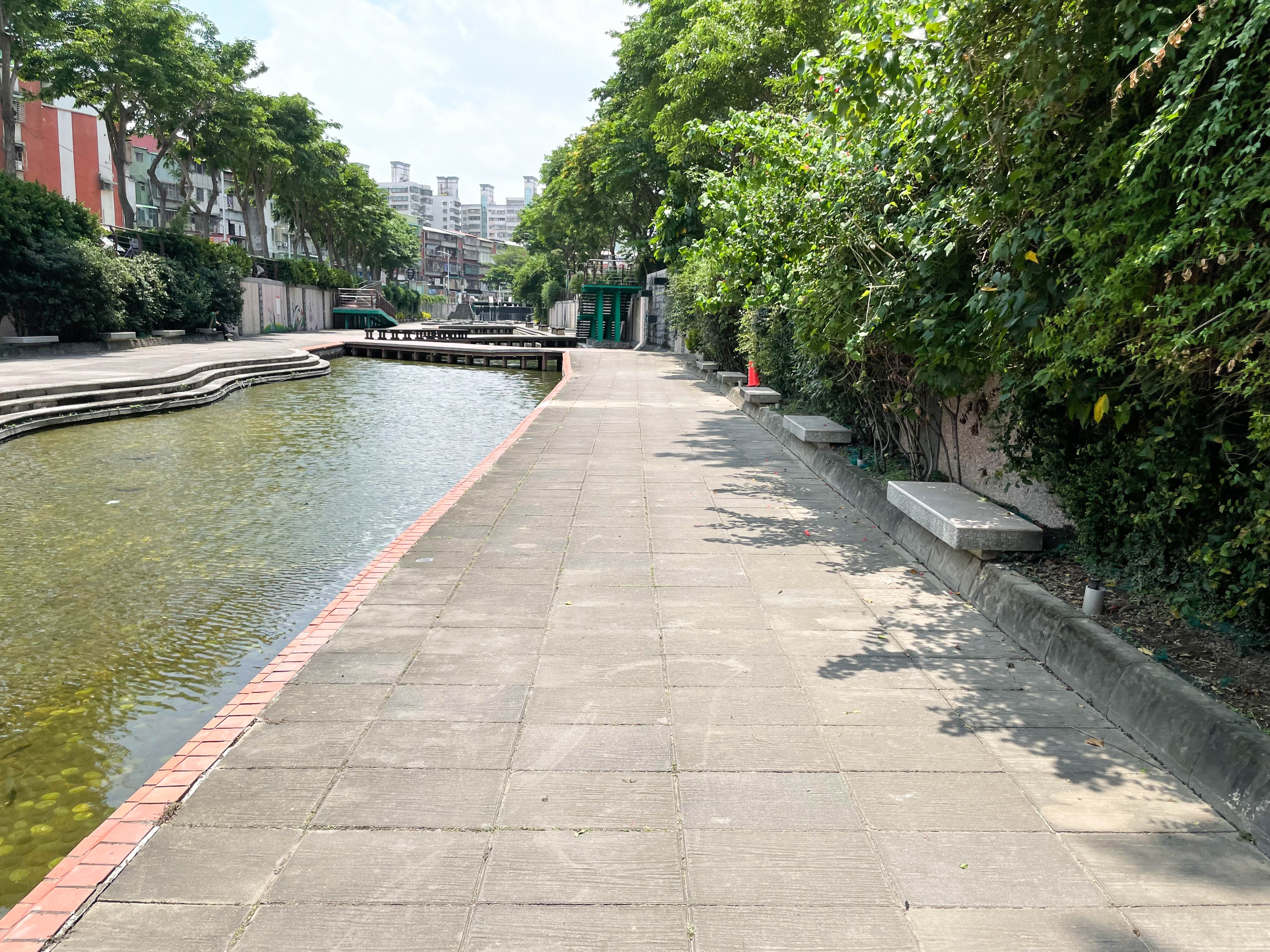 工作人員清洗過後的河廊步道將煥然一新