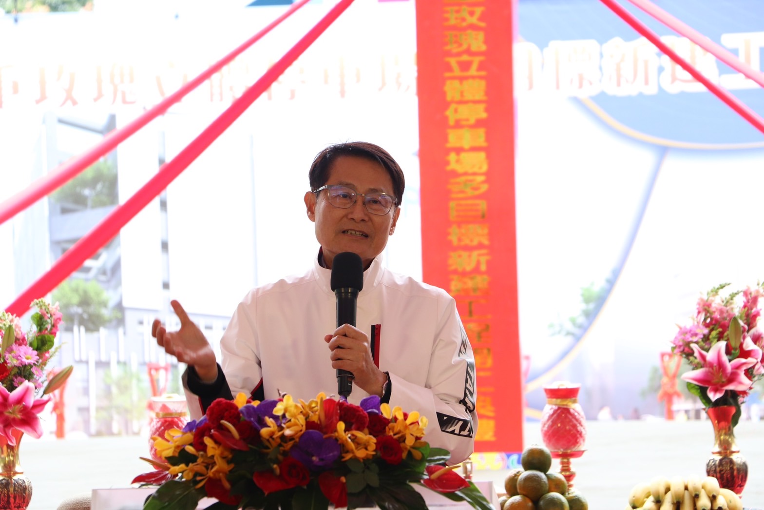 副市長陳純敬今日主持「三重玫瑰立體停車場多目標大樓」開工典禮，陳副市長預祝工程圓滿順利，工程完工後不僅可以紓解當地停車位不足問題，同時多目標大樓納入了警察局中興橋派出所和市民活動中心，使居民生活更安全便利。