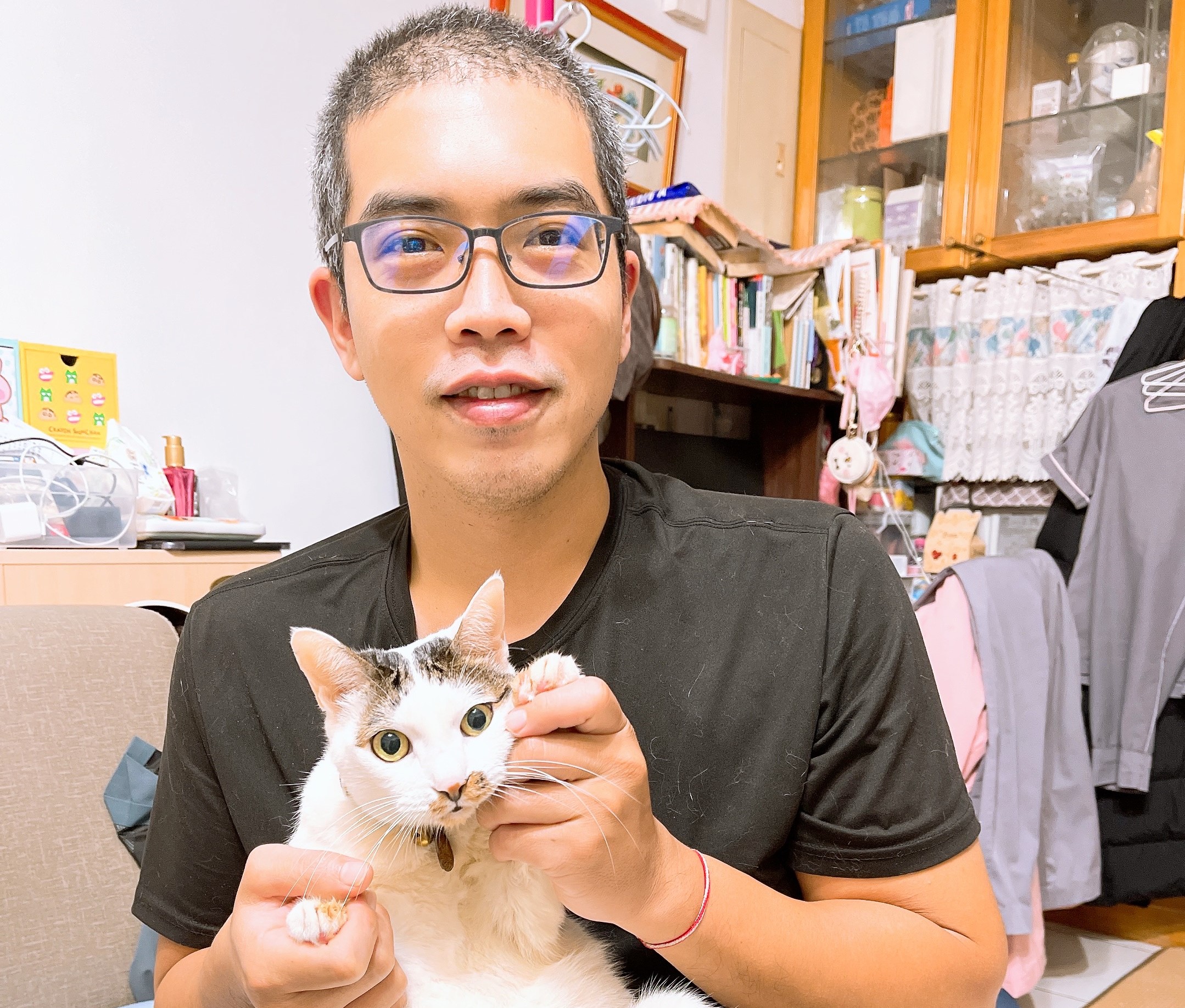 板橋區飼主許嘉榮與11歲毛寶貝咪嚕的生活合照