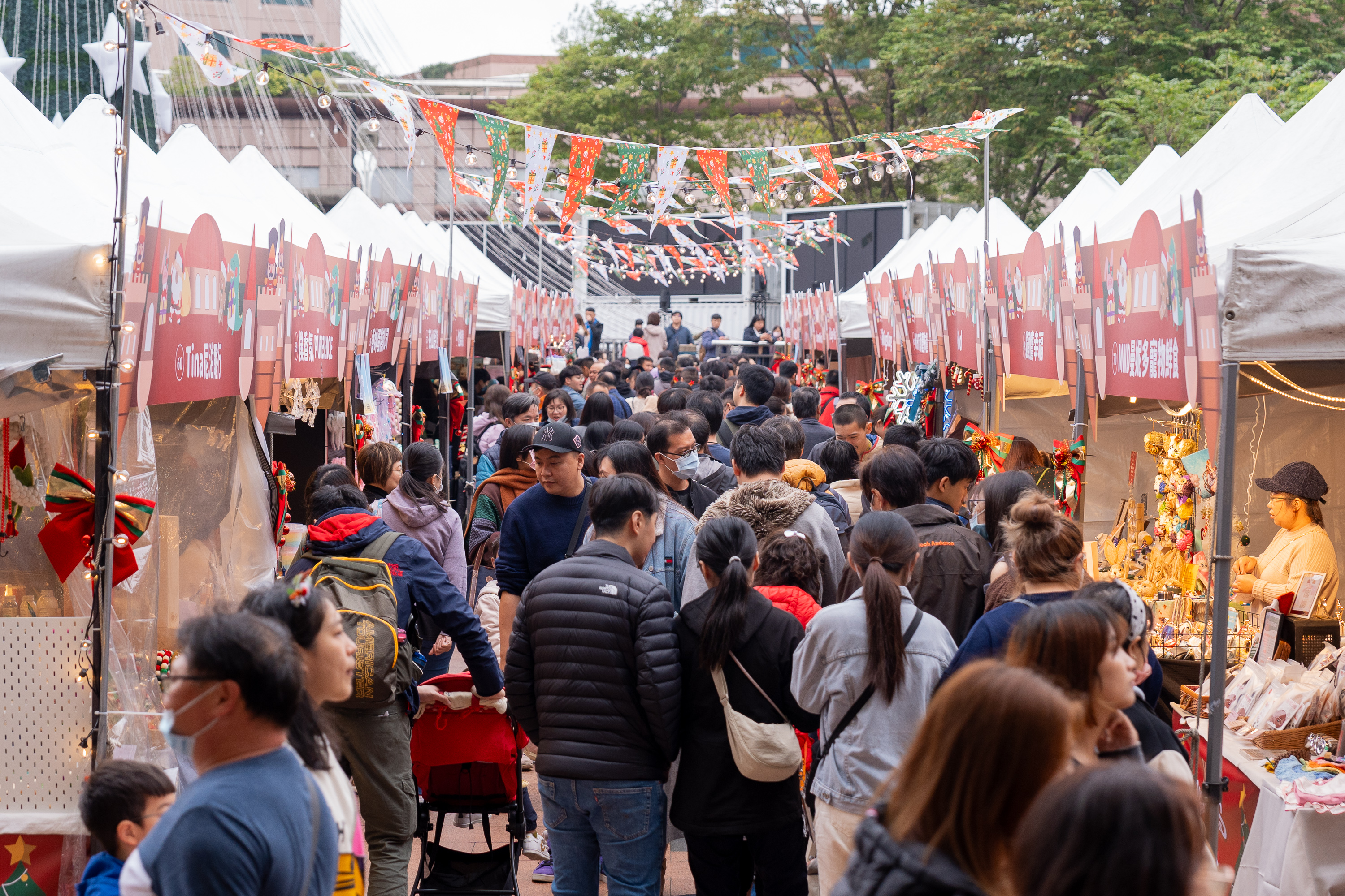 12月1日至3日連續三天在板橋市民廣場舉辦的耶誕市集主場活動完美落幕，4大主題展售成功吸引超過26萬人次到訪，三天創造近730萬元銷售佳績。