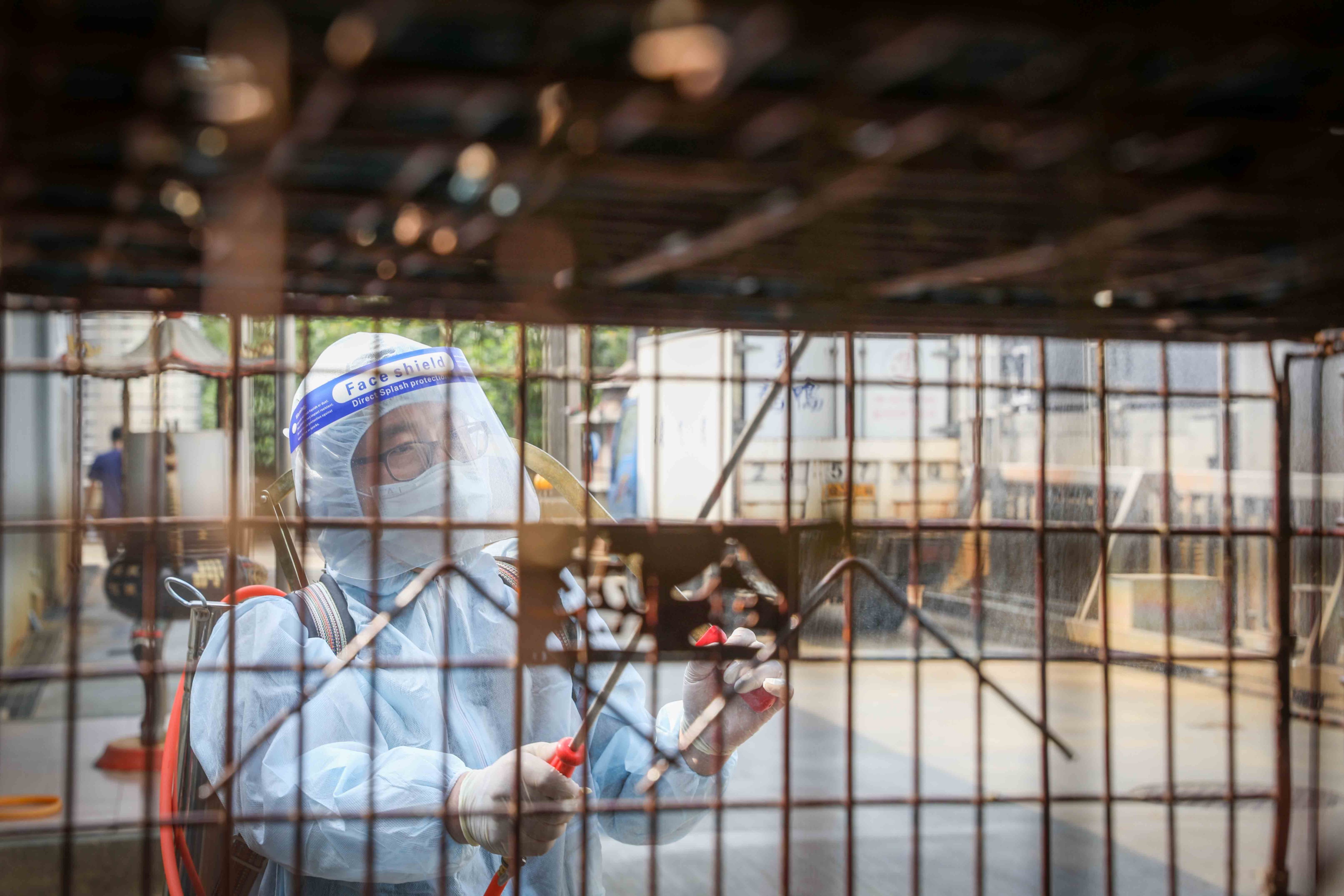 防疫人員對運禽籠具進行徹底消毒