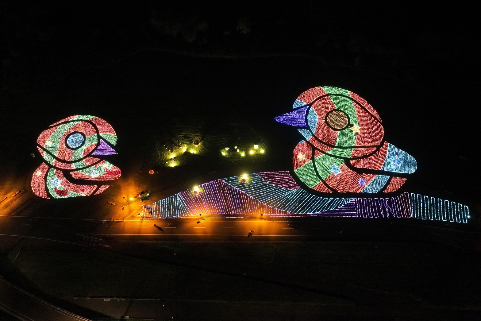 鴨鴨公園地景藝術展夜間光雕奇幻展開