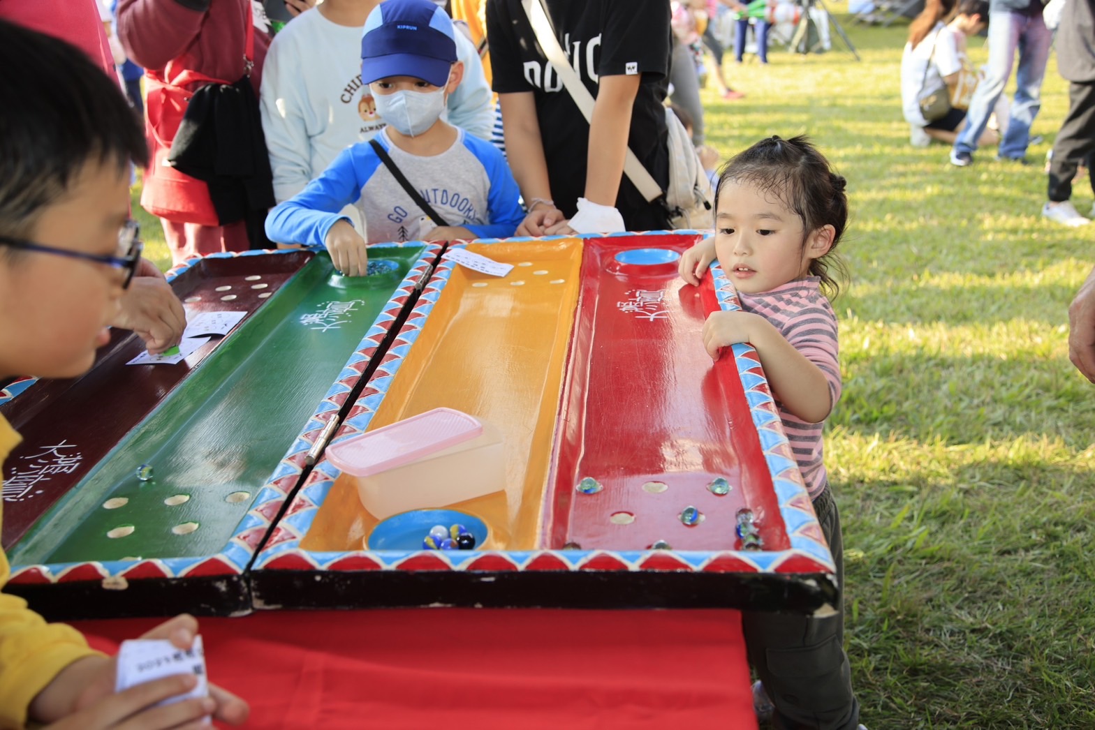 小朋友非常喜歡鴨鴨公園地景藝術展闖關遊戲