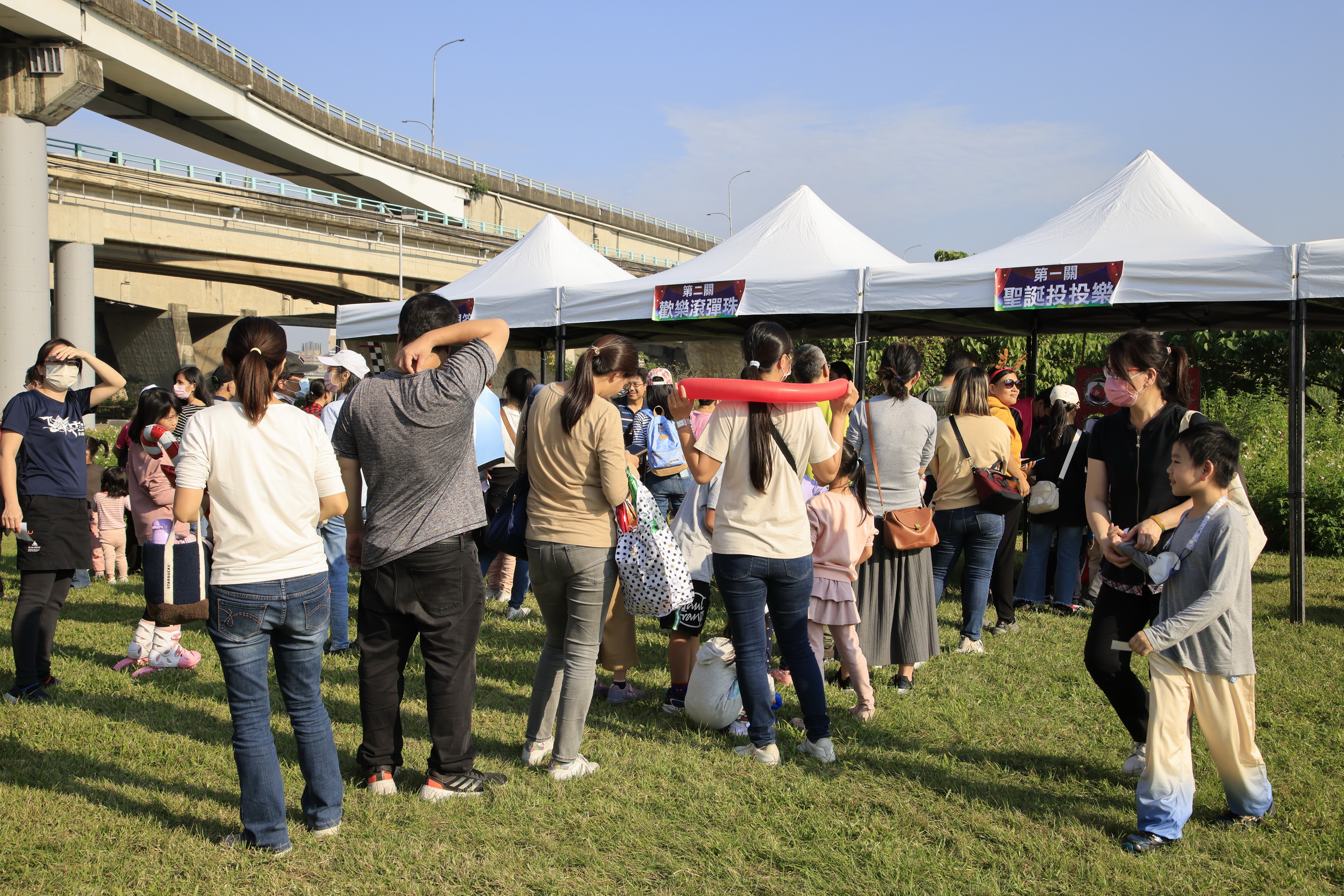 鴨鴨公園地景藝術展開展活動吸引許多大小朋友闖關拿好禮