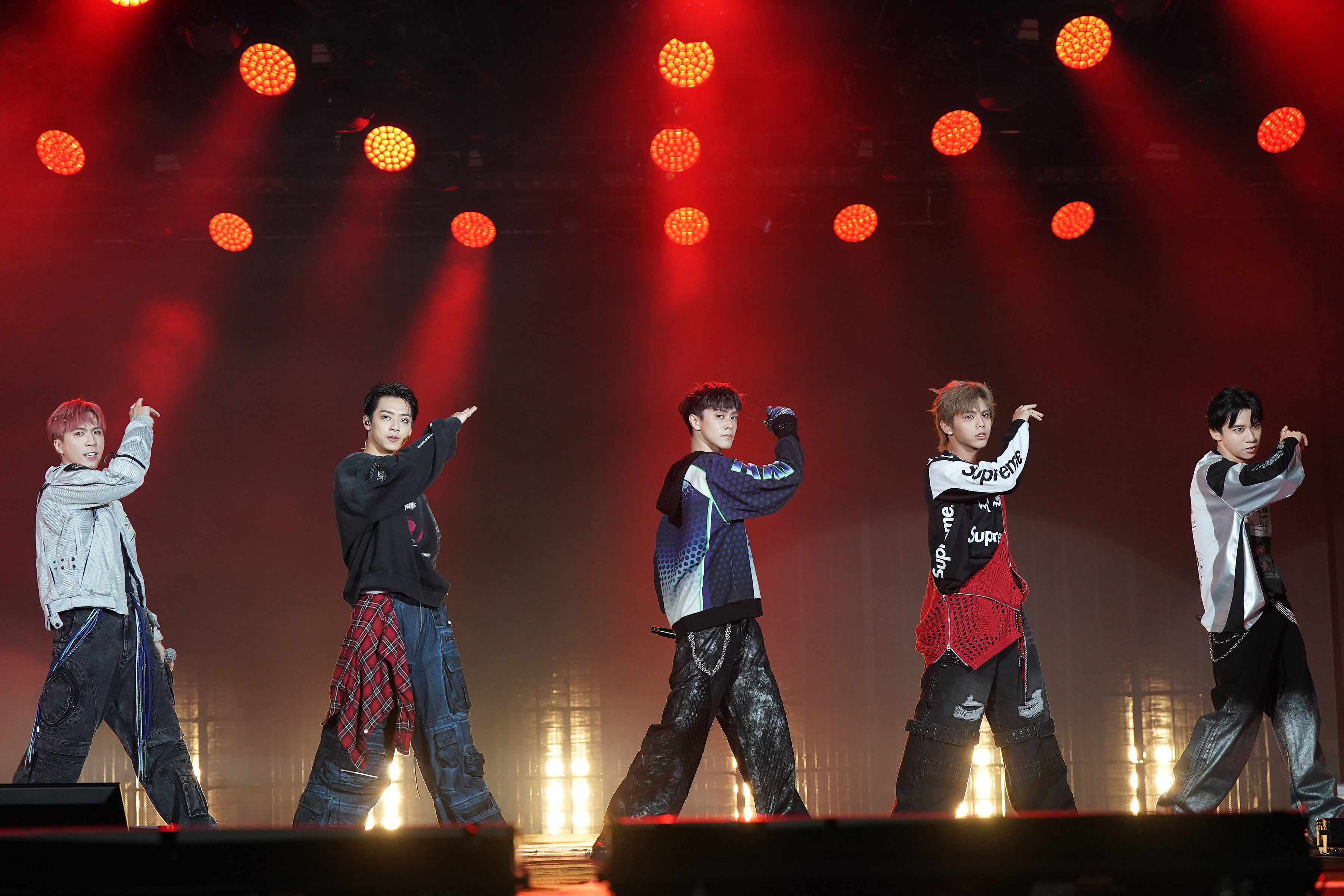 ALL IN 5熱力獻唱〈PRINCE〉及〈Water〉等歌曲。