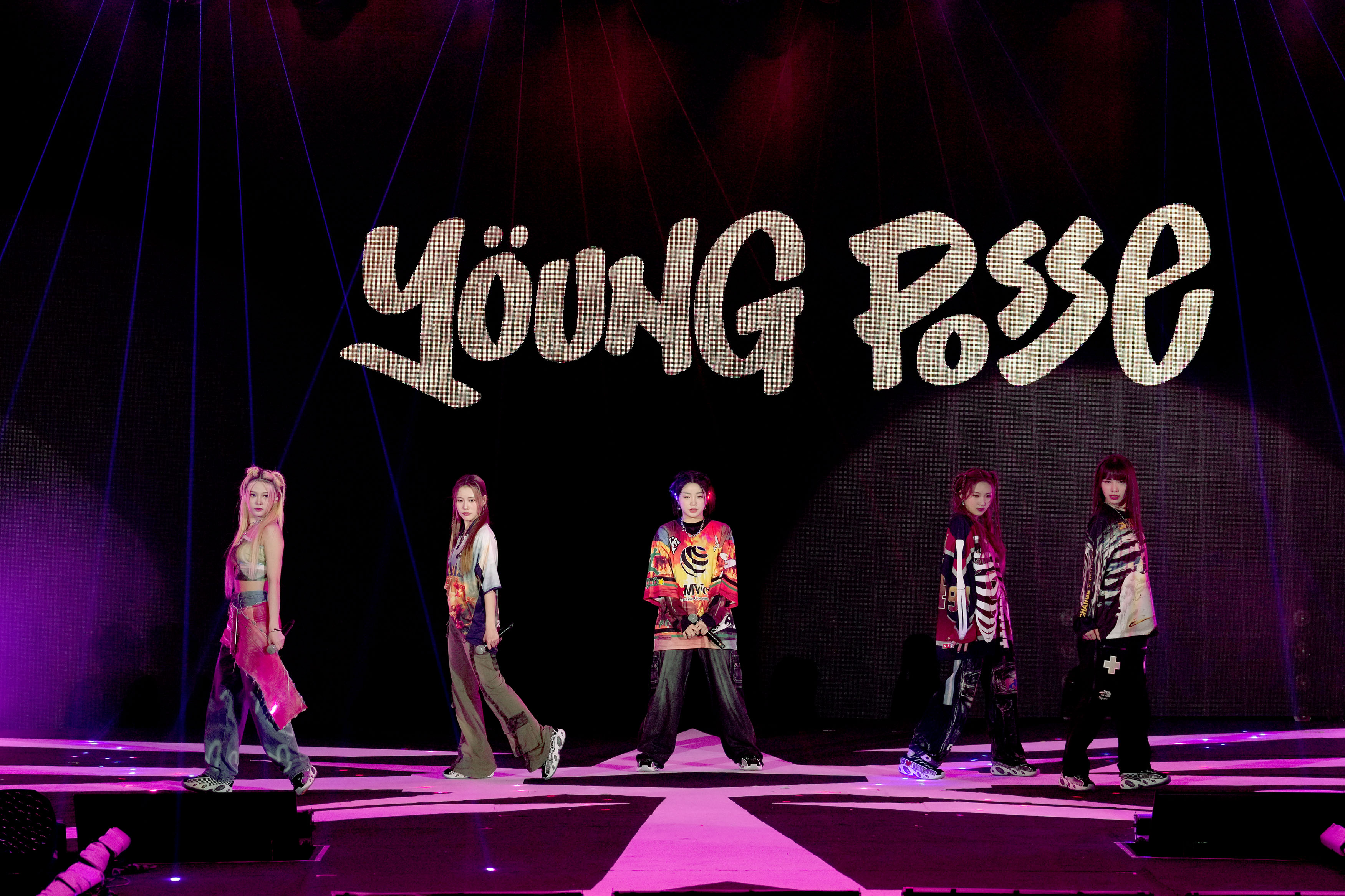 YOUNG POSSE以充滿節奏性的演唱與極具表現力的舞蹈華麗開場。