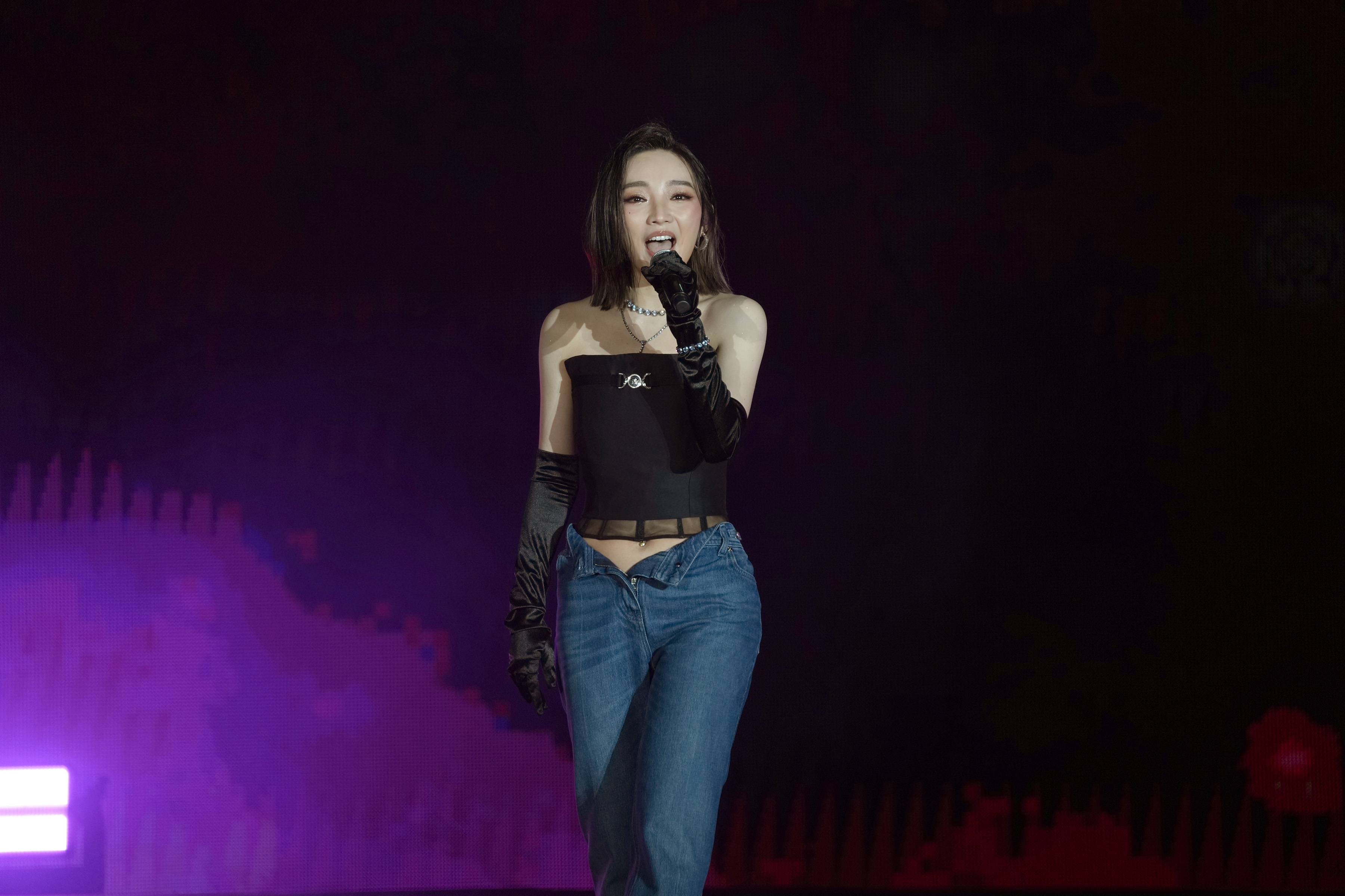 閻奕格憑藉極具爆發力的嗓音，征服歌迷。