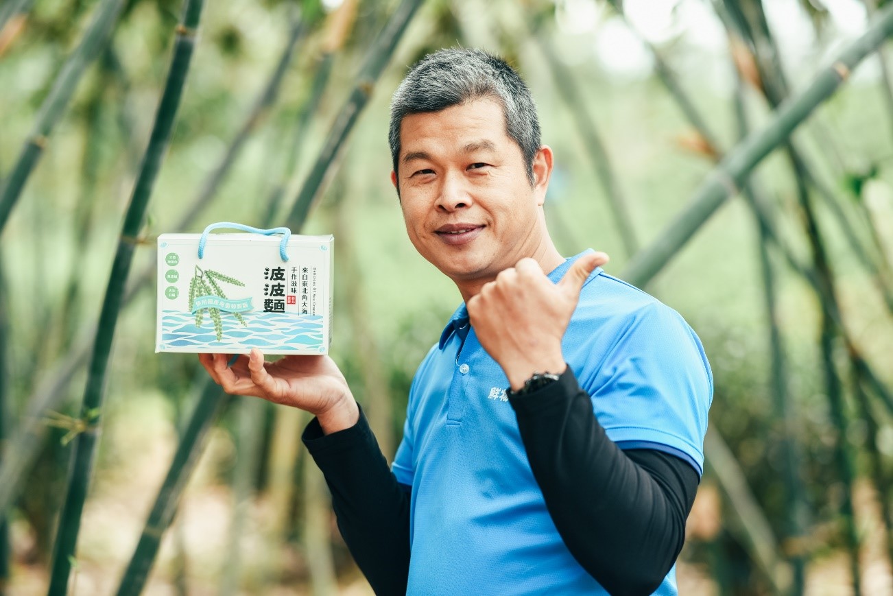 李勝興將海葡萄加工製成麵條，創造海葡萄全年經濟