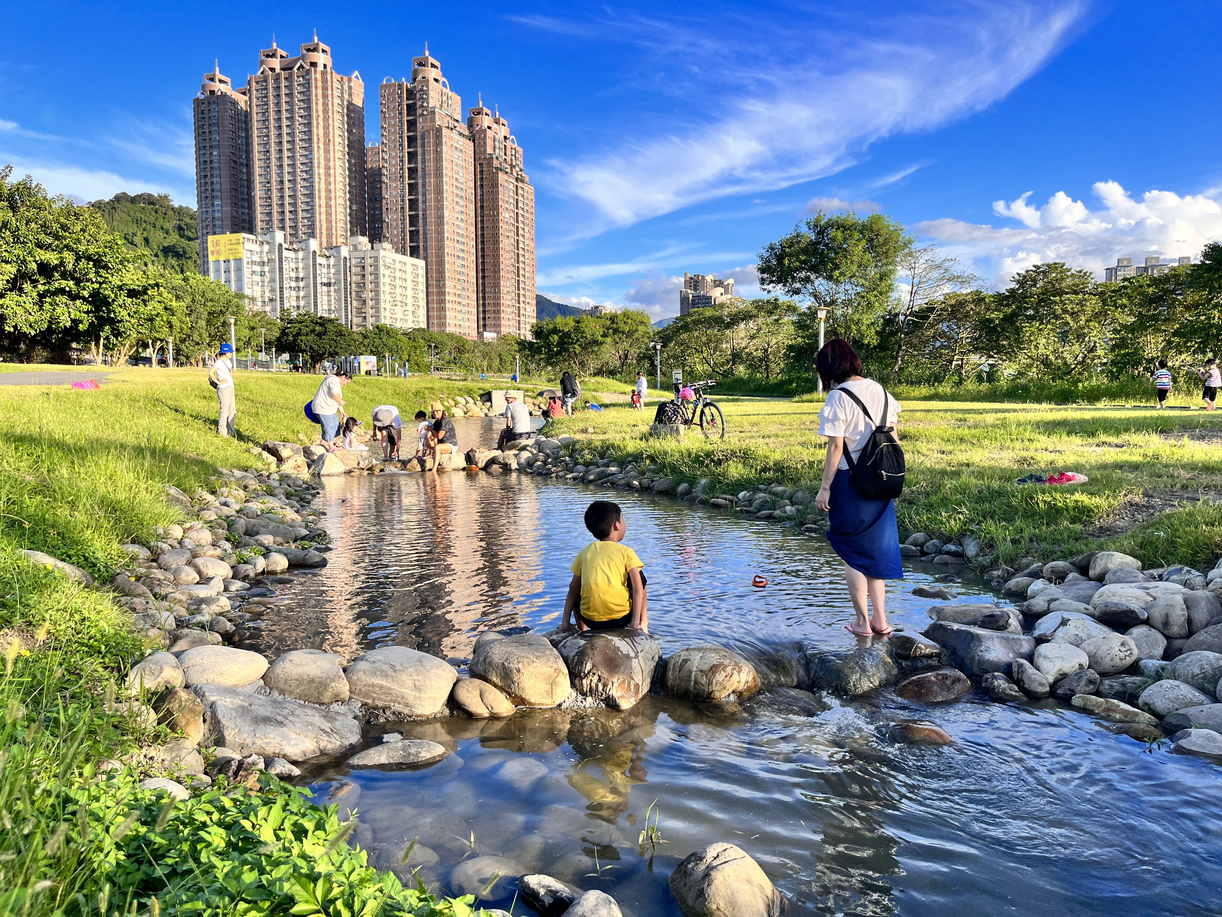 親情河濱公園營造的仿自然彷彿置身鄉野間