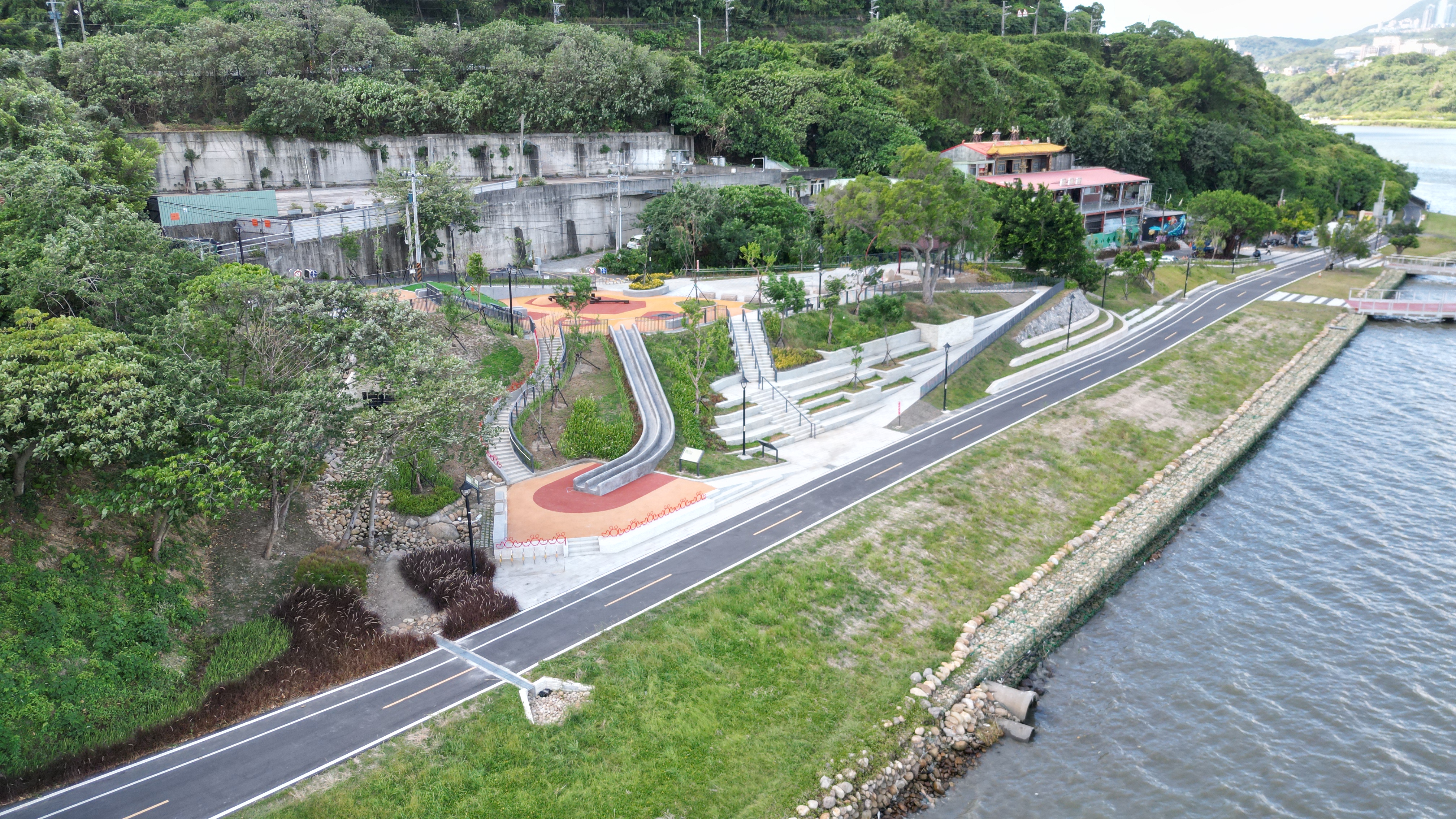 五股獅子頭山特色公園海景第一排溜滑梯