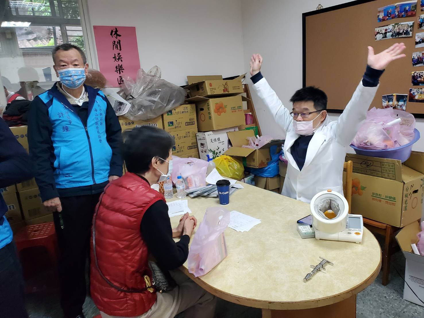  新莊家豐診所主治醫師李文芳（右）為長輩進行義診