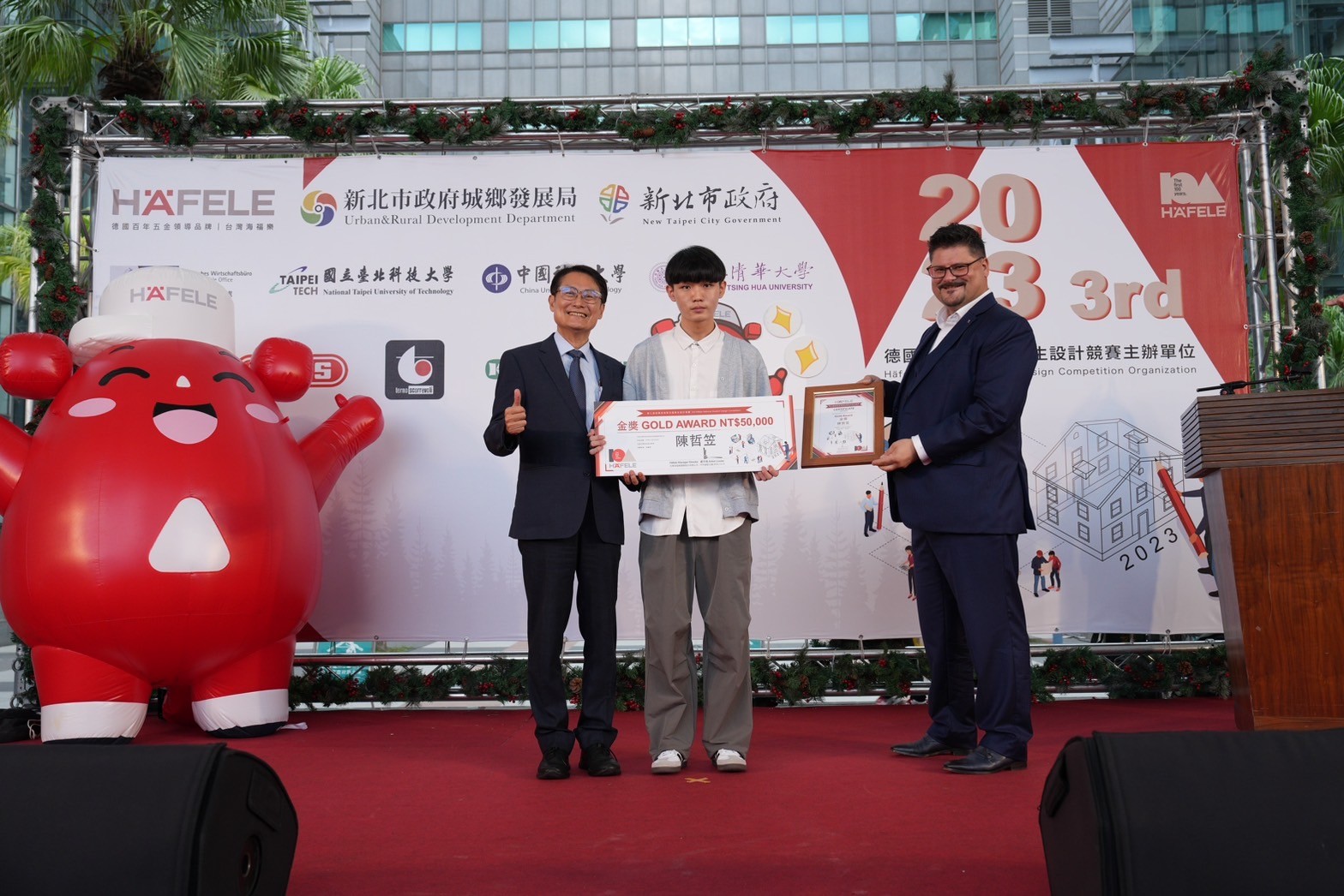 新北市陳純敬副市長及台灣海福樂代表Lovrec Anton總裁共同頒發金獎。
