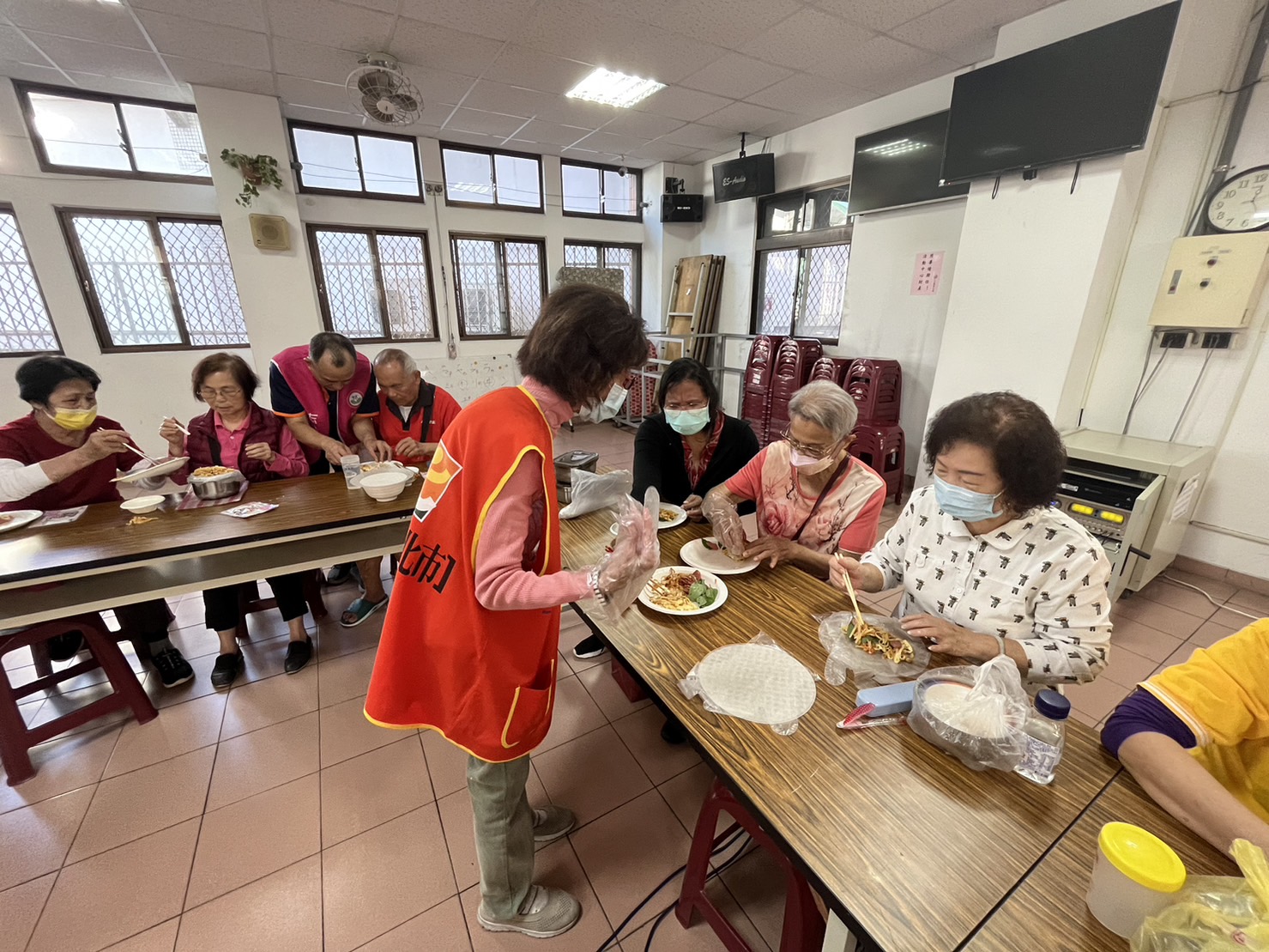 協會新住民教三重立德社區照顧關懷據點長輩一起手作越南春捲