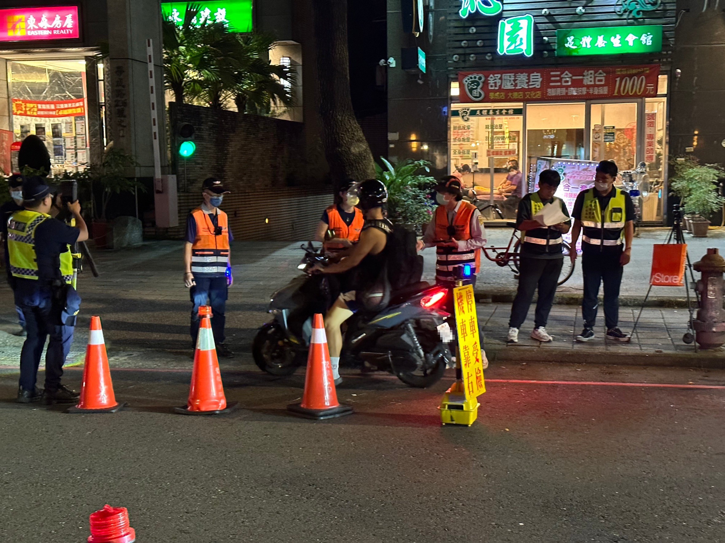 3.新北環警執行噪音車夜間攔查