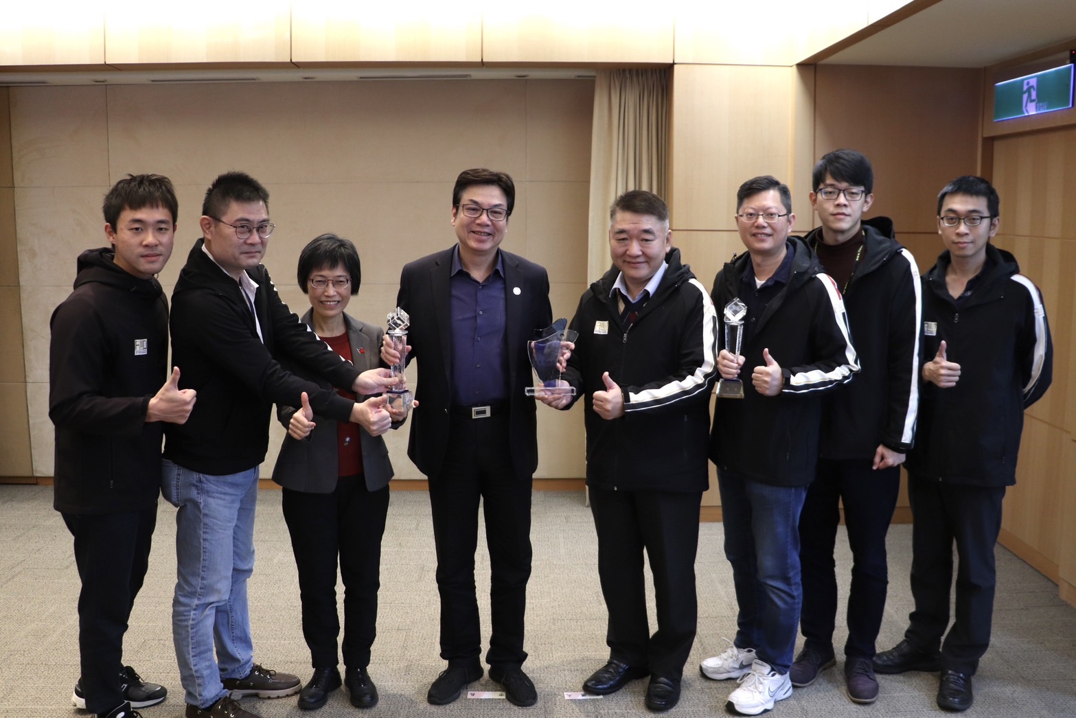 新北市政府總計獲得「2023馬路好行評選」12項大獎，榮登六都之冠。今(20)日工務局長祝惠美(左3)及副局長馮兆麟(右4)率領團隊成員在市政會議中將最高殊榮獻給市府，並由代理市長劉和然(左4)代表接受。