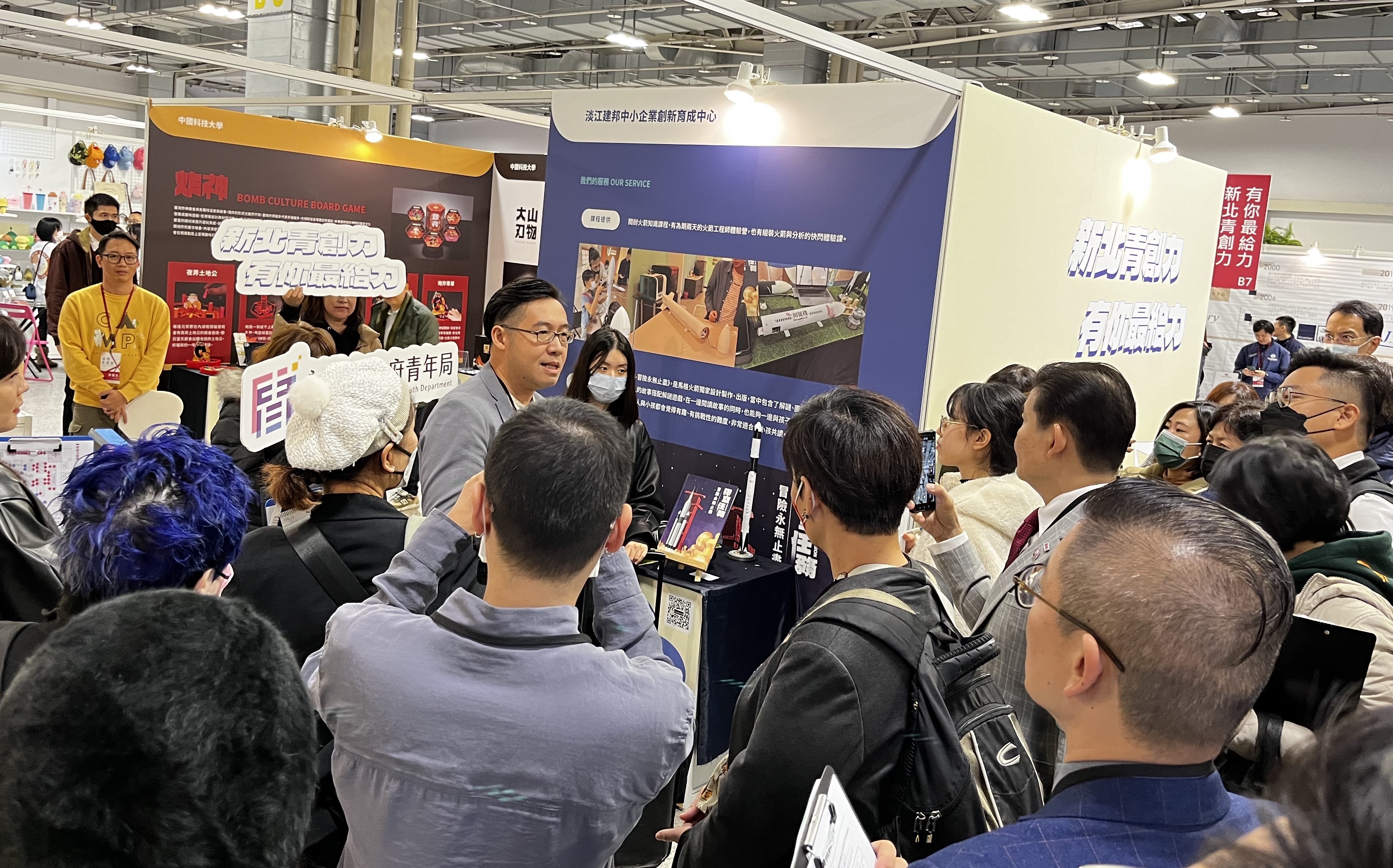 新北市青年局專門委員江奇叡（圖中）與各文創產業界代表介紹新北青創團隊特色，協助團隊品牌曝光及商業媒合。