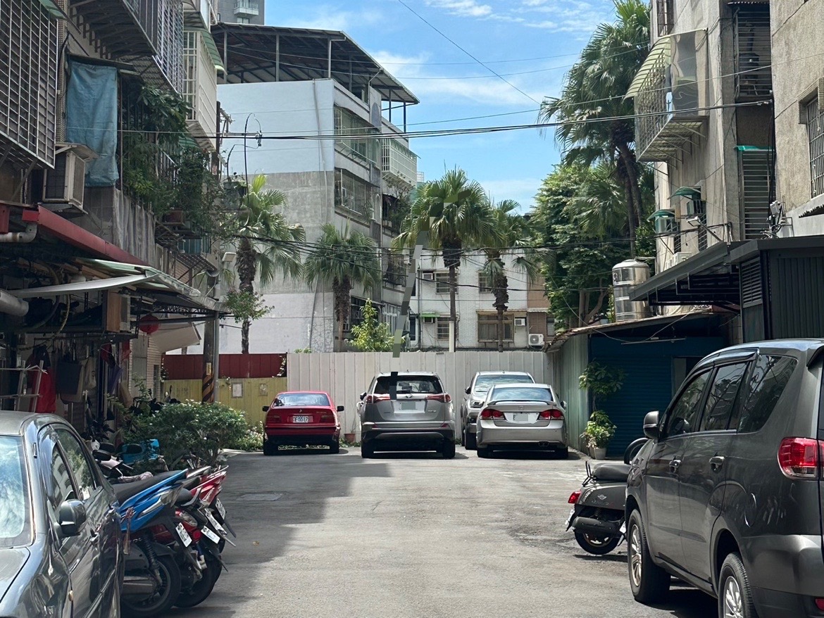 蘆洲區信義路157巷2弄至鷺江街15巷，過去被道路上建築物及磚牆圍籬阻隔，嚴重影響民眾通行。