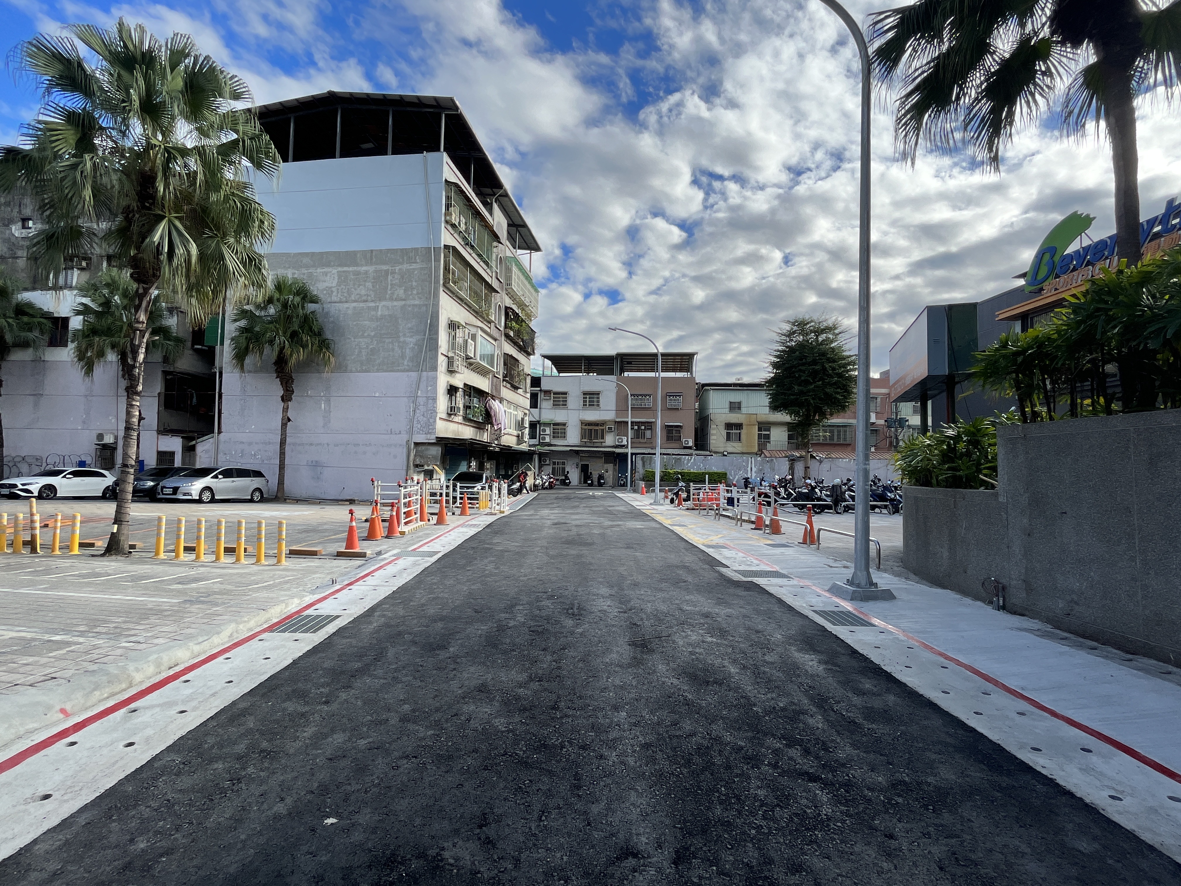 蘆洲區信義路157巷2弄至鷺江街15巷瓶頸道路打通工程，將於明(22)日開放通車，工程完工後，消防救災動線不僅更順暢也解決民眾繞道通行困擾。