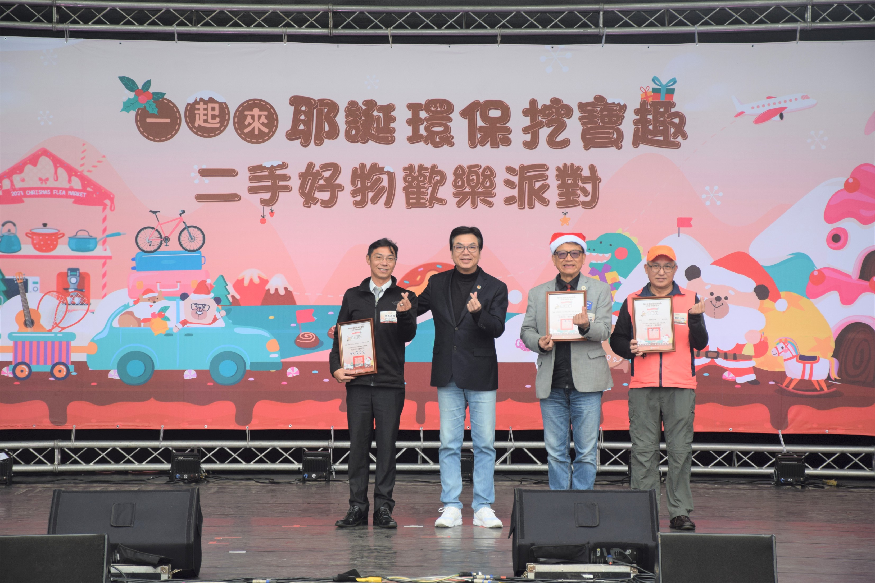 2.國際扶輪社3490地區扶輪公益網、信義房屋及國都豐田汽車等3個民間單位也熱情加入設攤行列，副市長劉和然親自頒發感謝狀
